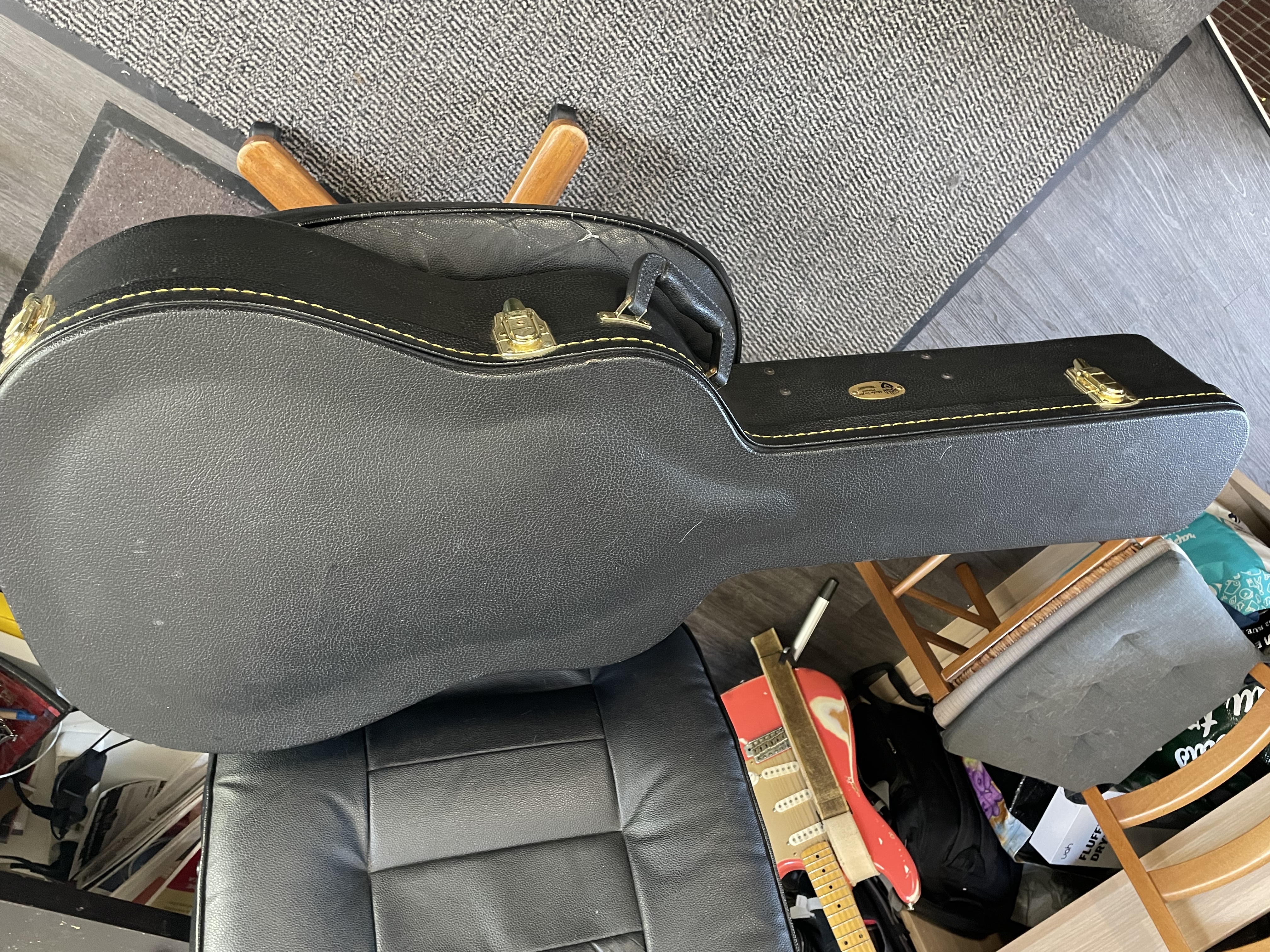 Etui flight case Guild pour folk dreanought 