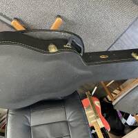 Etui flight case Guild pour folk dreanought