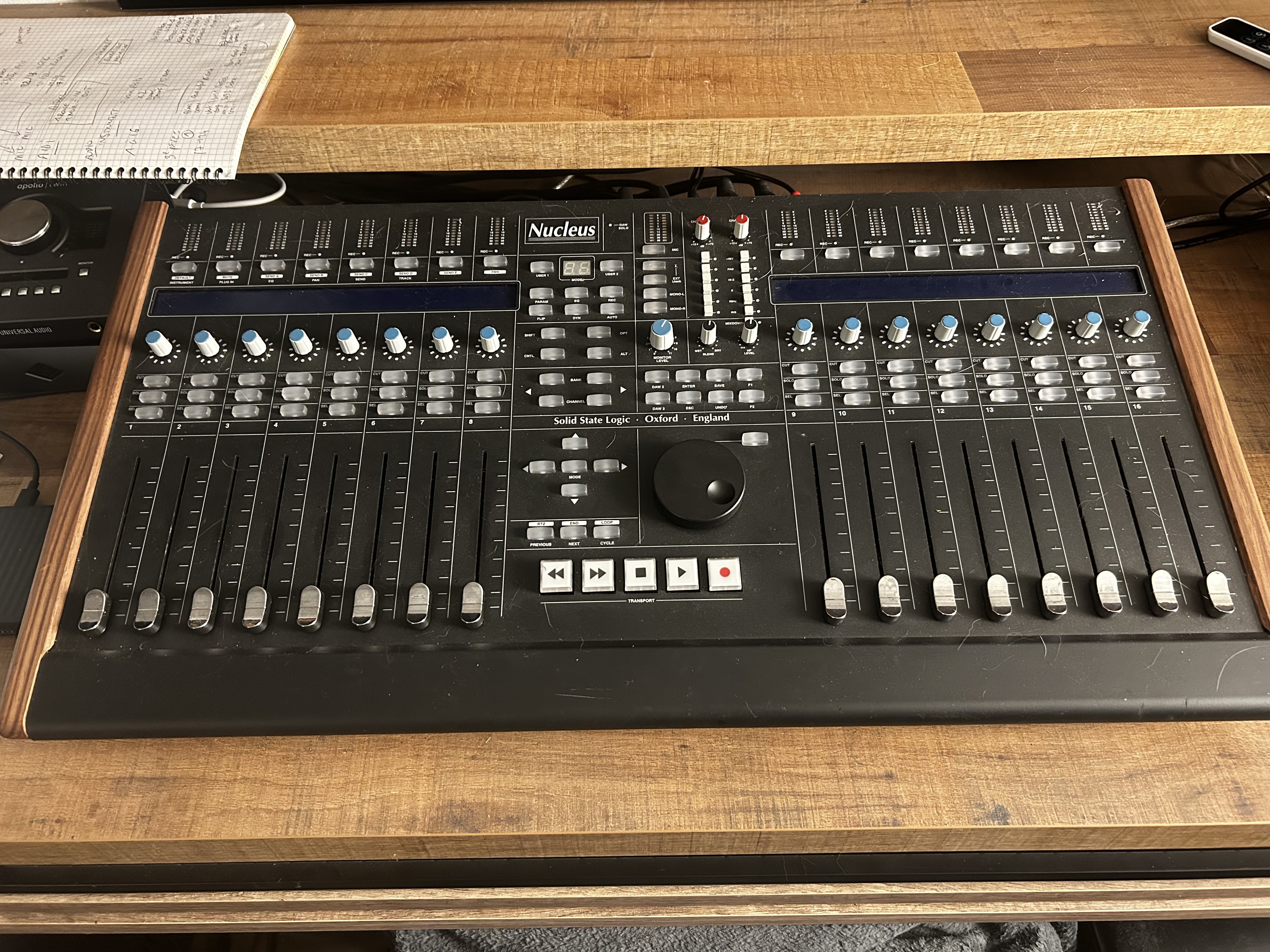 Vnds Console de contrôle SSL Nucleus 1 – + Flancs Bois Dark Brown Walnut