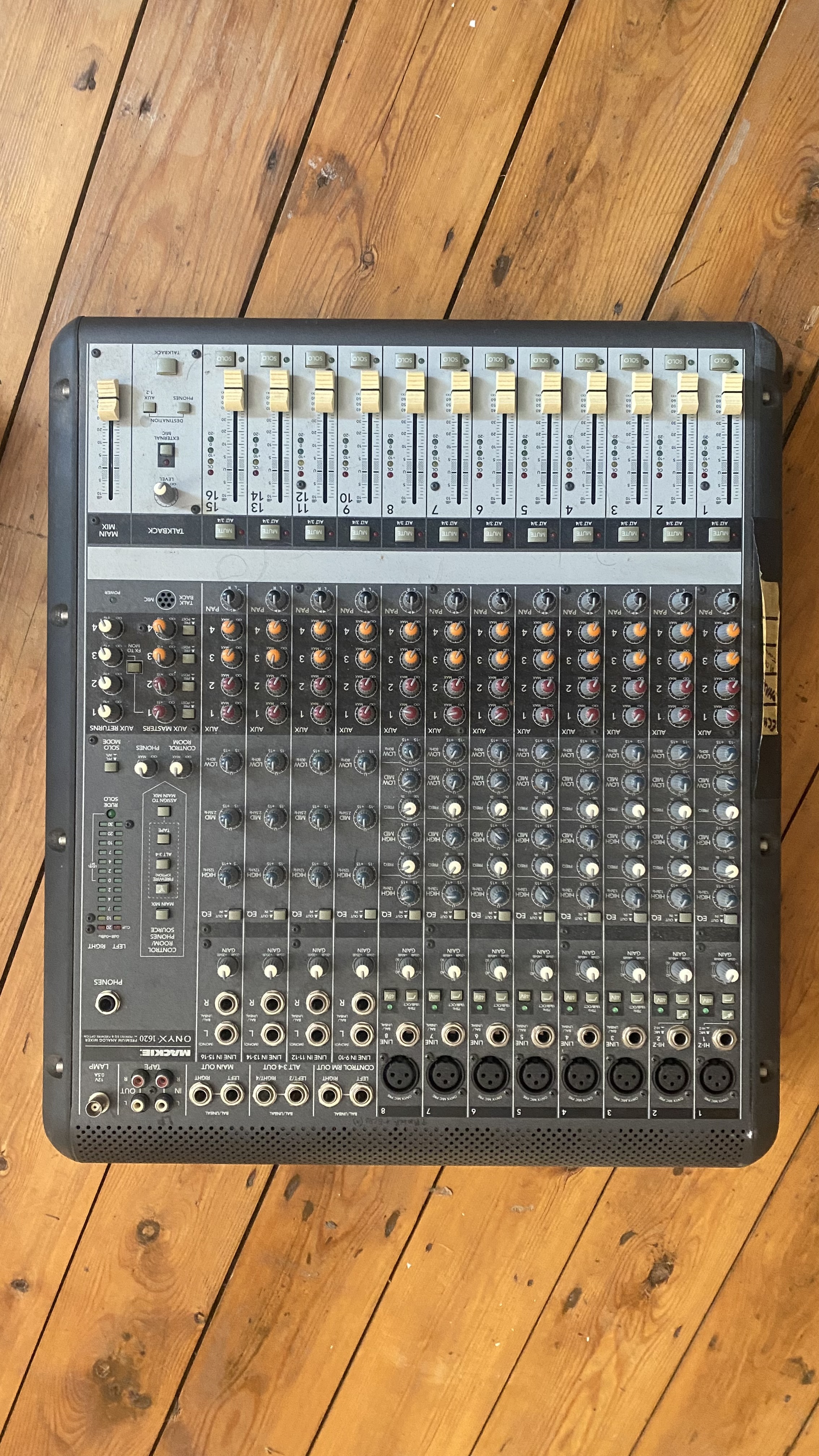 ?️ Mackie Onyx 1620 – Table de mixage analogique + housse