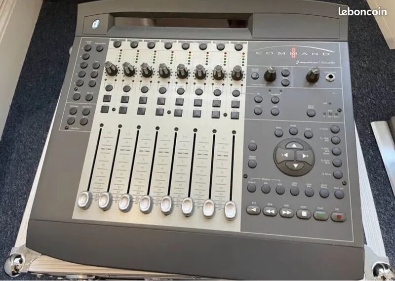 Vends command 8 parfait etat