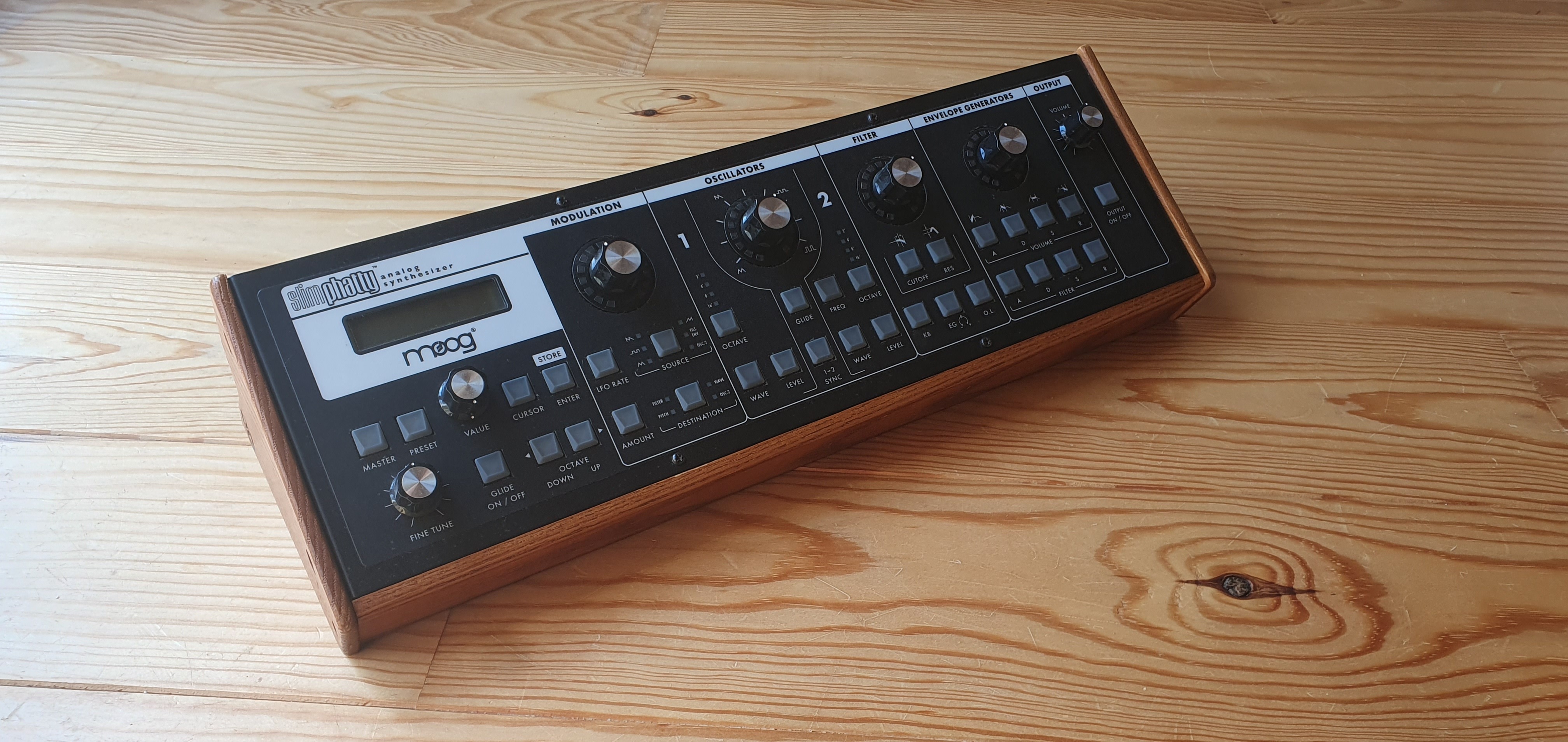 Moog Slim Phatty – Très bon état + Woodkit (Rack en bois)