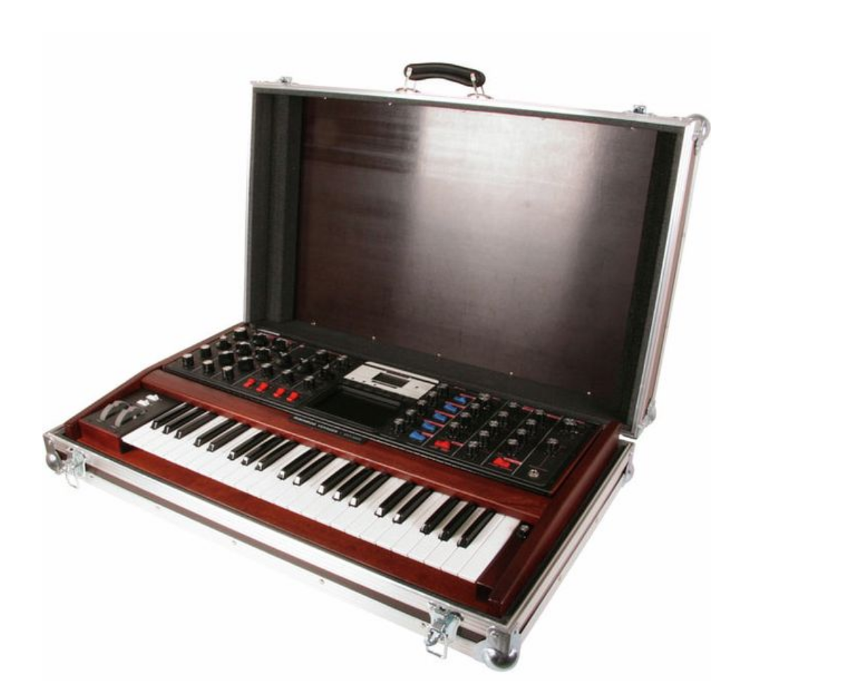 vends minimoog voyager + flight case