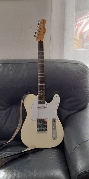 Vends Guitare électrique Telecaster Squier Affinity Olympic White (cordes elixir et sangle offerte)