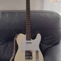 Vends Guitare électrique Telecaster Squier Affinity Olympic White (cordes elixir et sangle offerte)