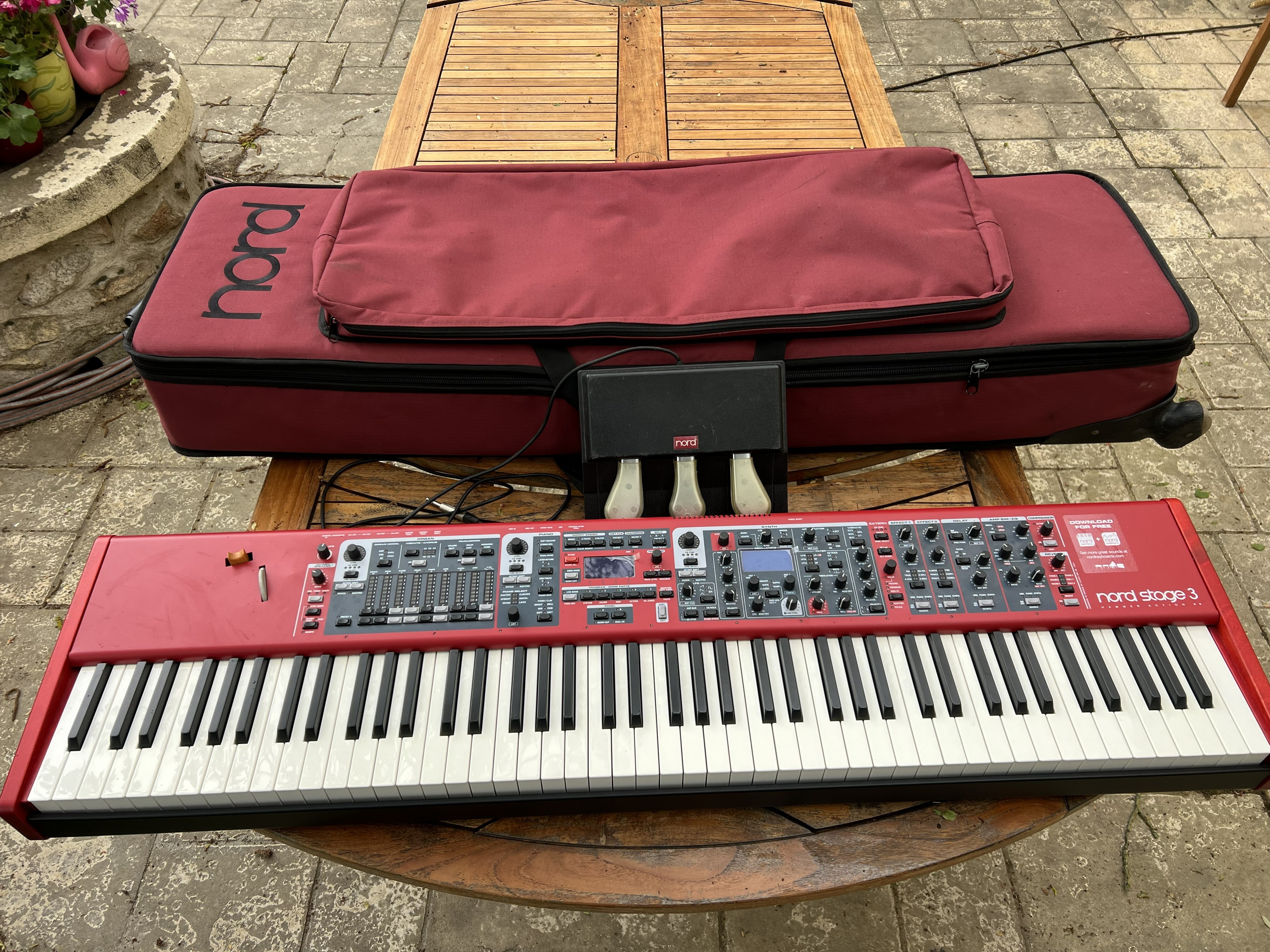 Vends Nord Stage 3 88 avec housse et triple pédale Nord + 2h de prise en main offert !