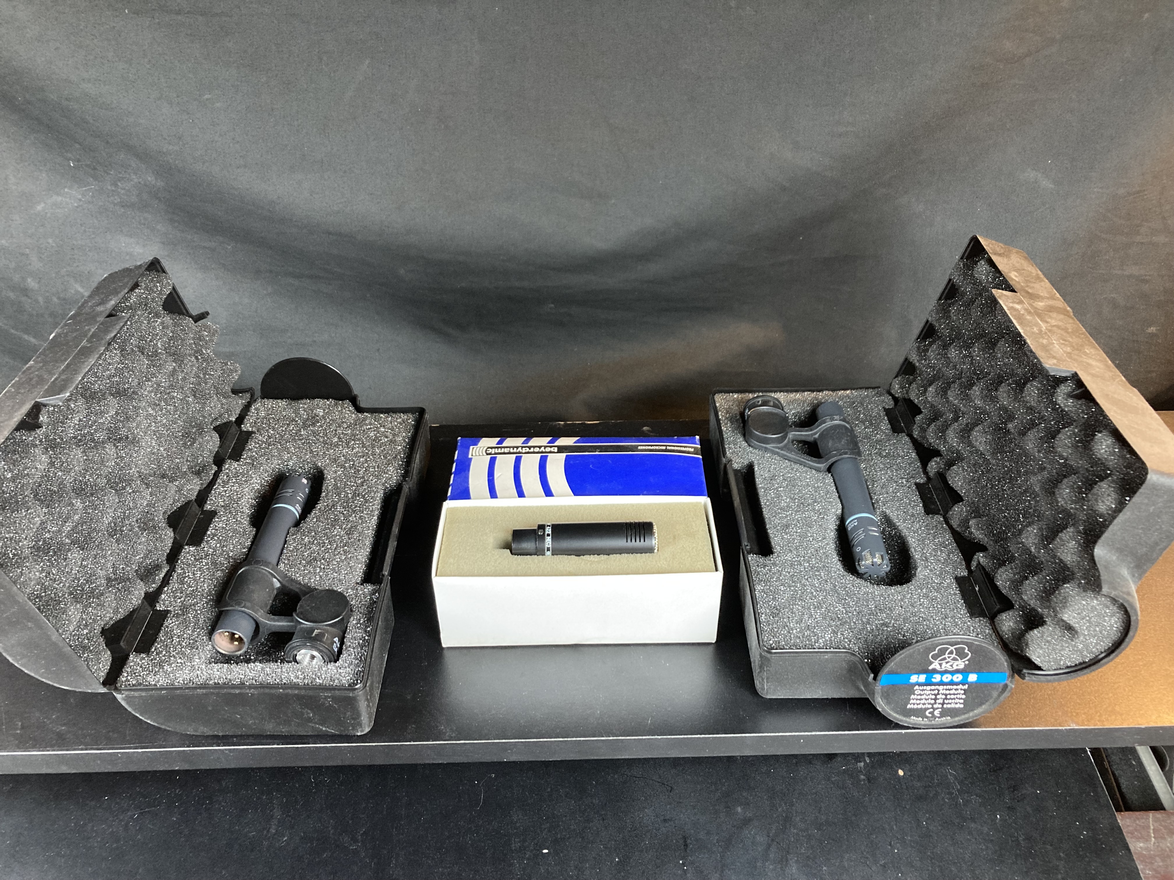 2 AKG SE 300 B avec capsules CK91 (cardioide) + 1 beyerdynamic M422 (cardioide)