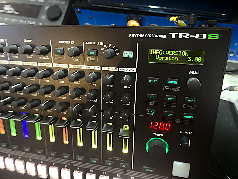 Roland TR-8S – comme neuve + Decksaver solide