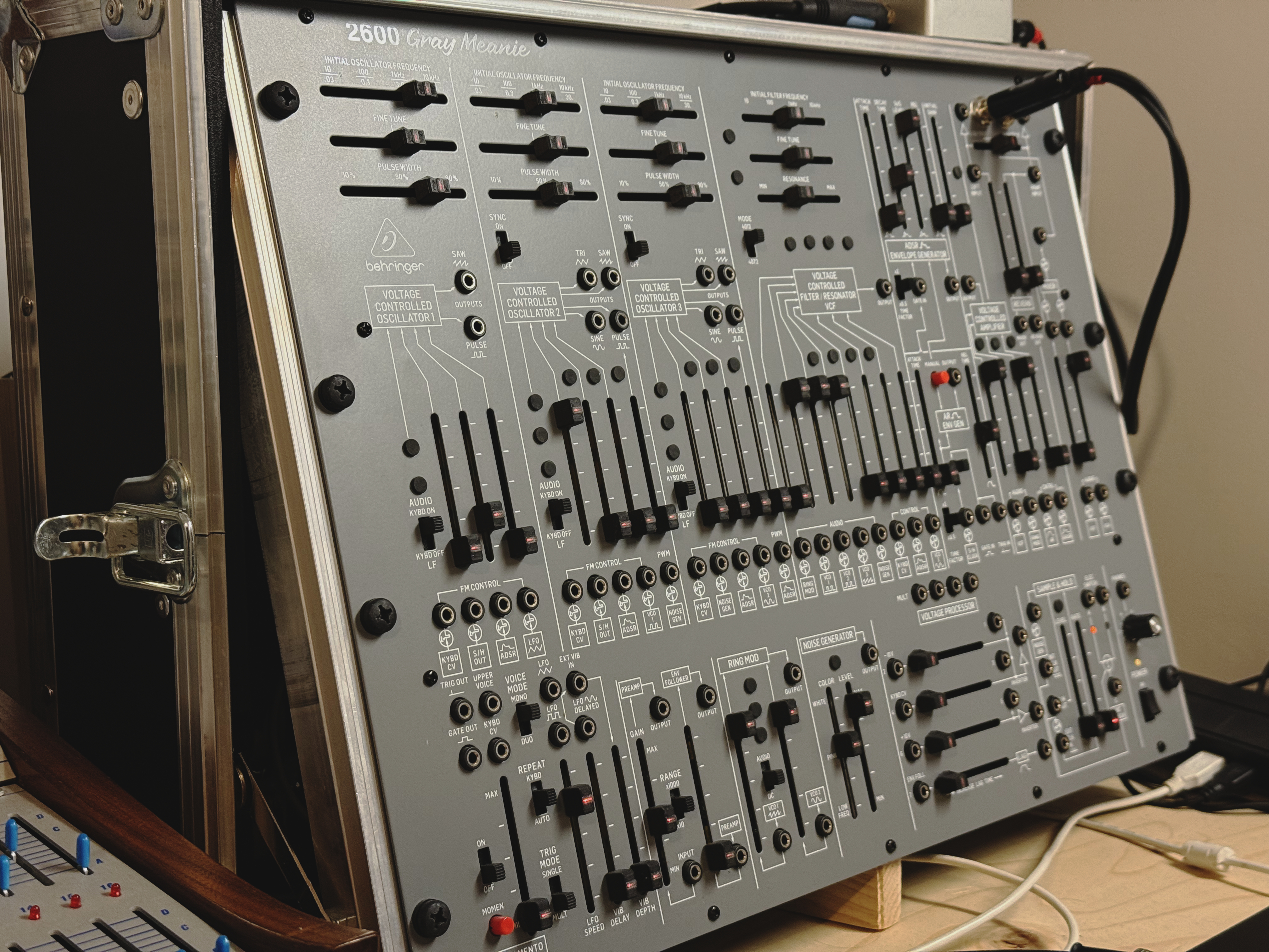 Behringer 2600 (58923)