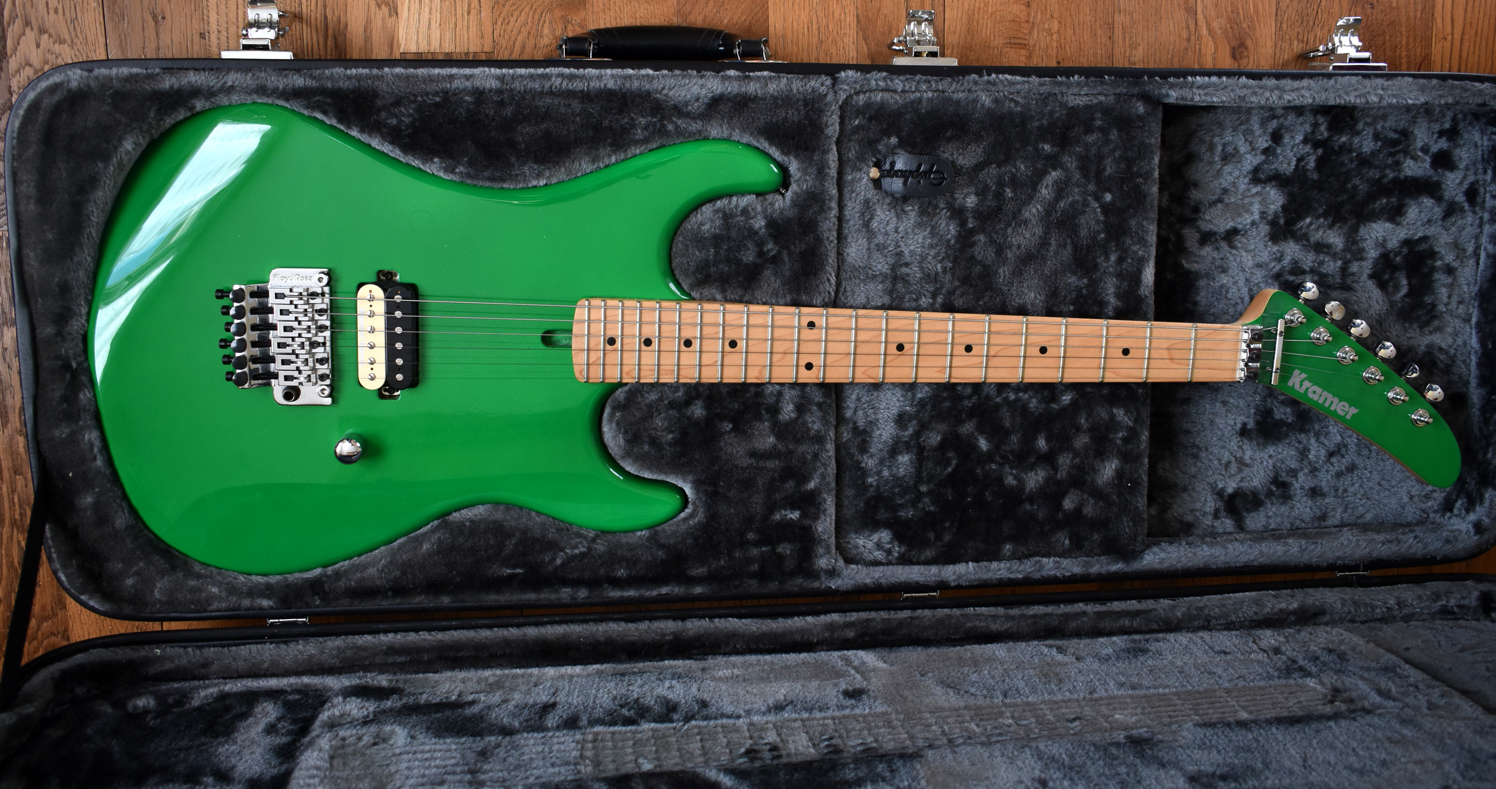 Kramer 84 (Van Halen) Soda Green + étui
