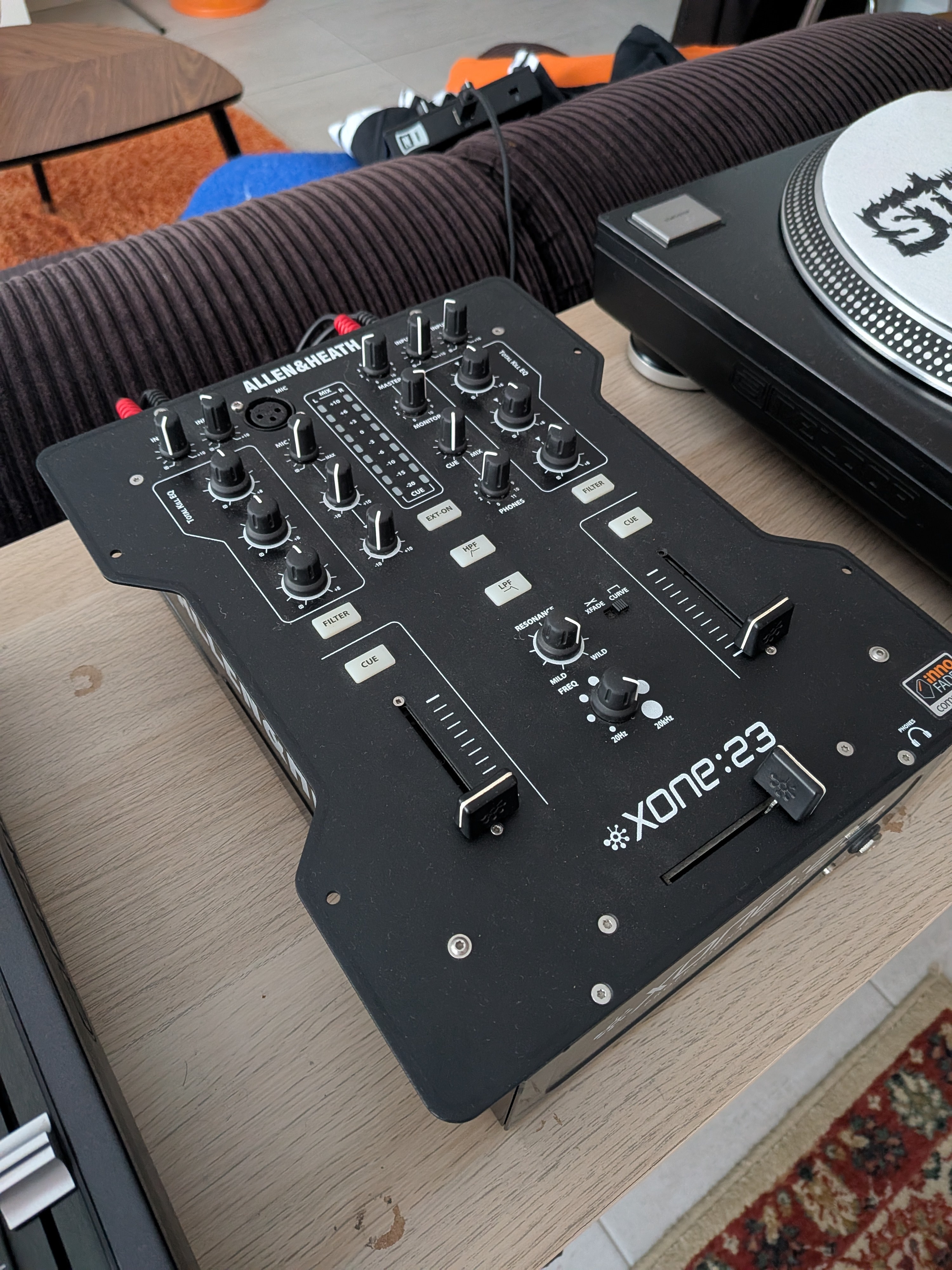 Vends table de mixage Xone 23