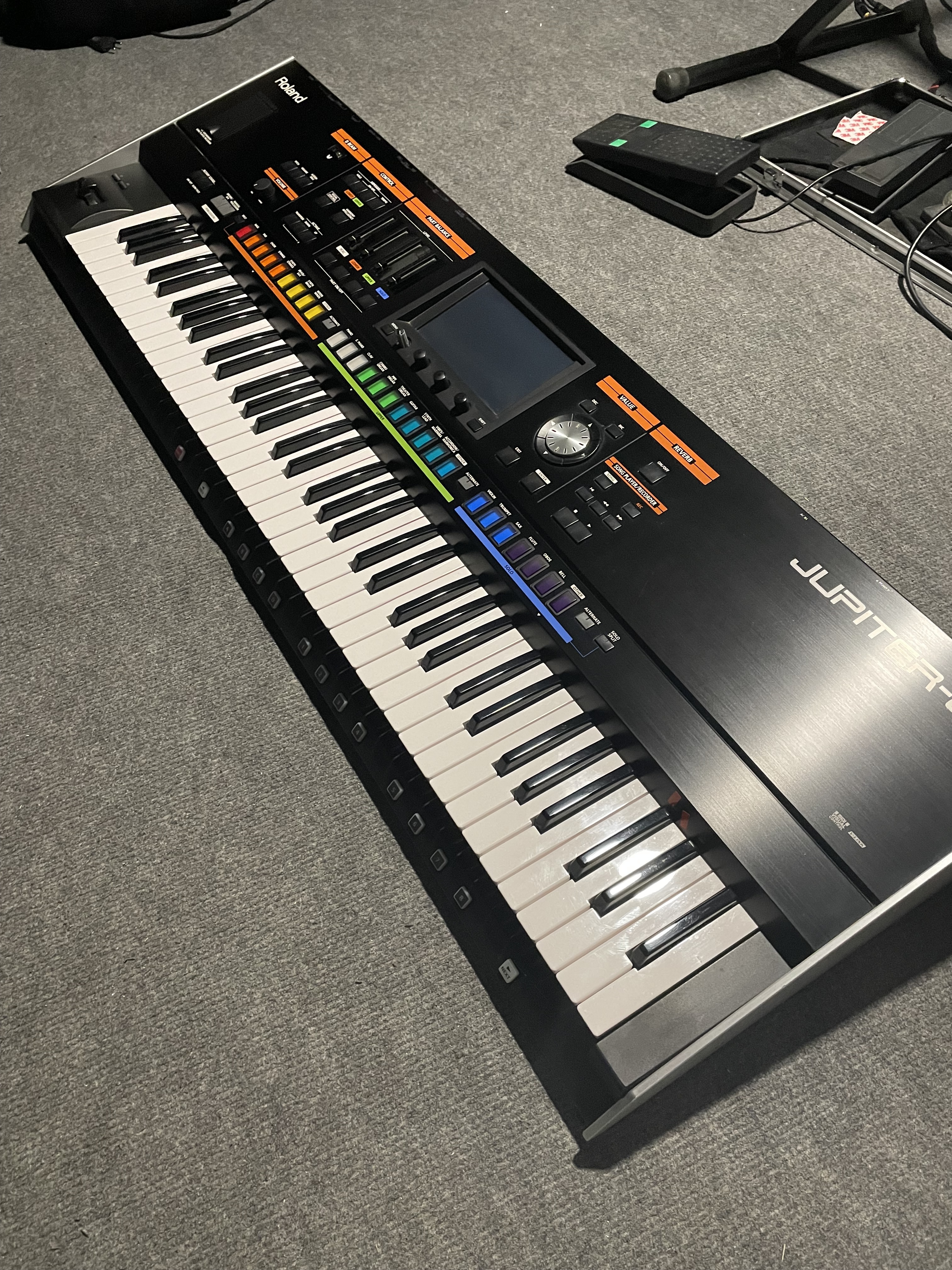 Roland Jupiter 80 + Flight case sur mesure 