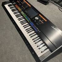 Roland Jupiter 80 + Flight case sur mesure