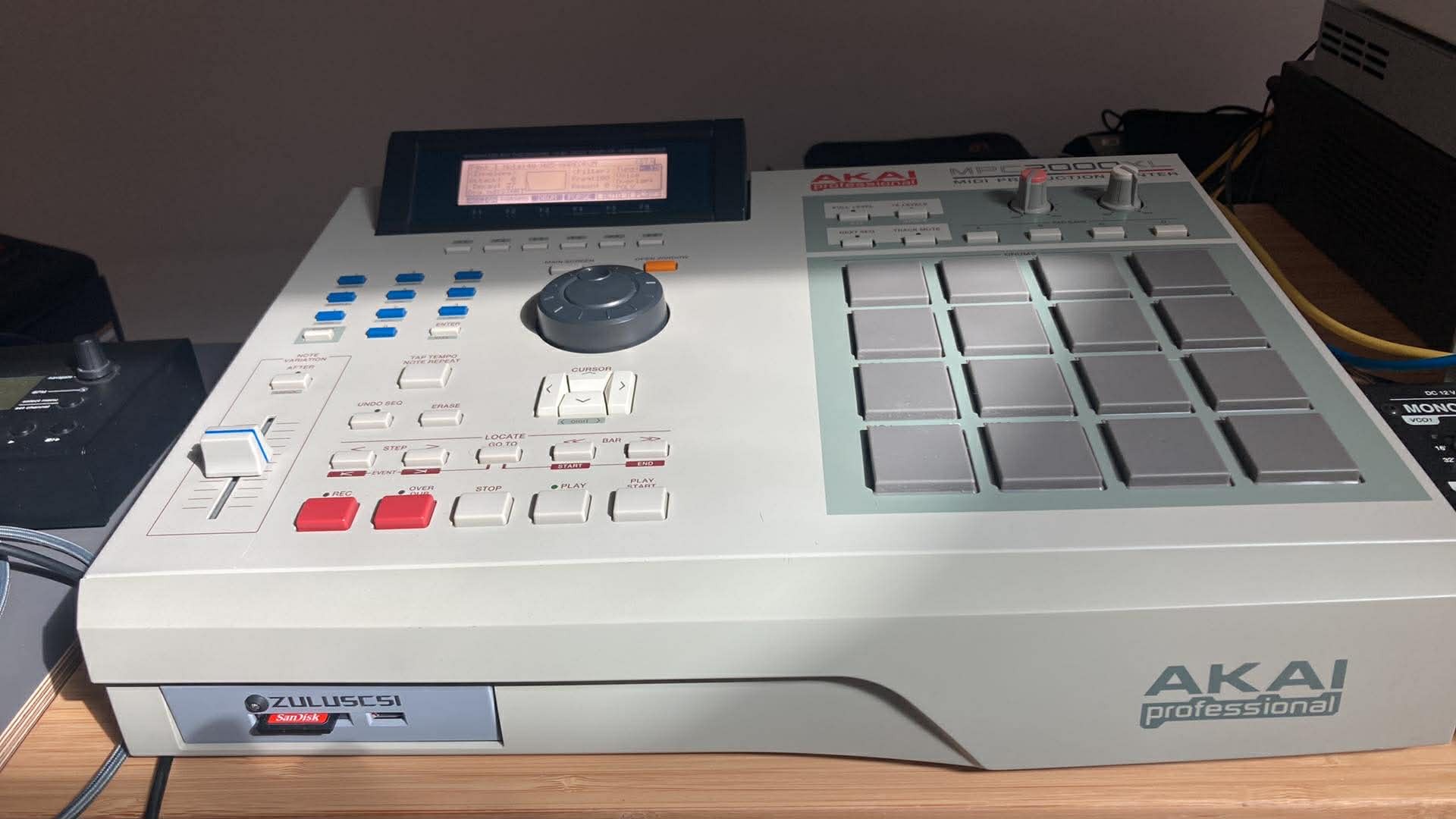 Akai MPC2000XL – État collector / maxed out / carton d’origine