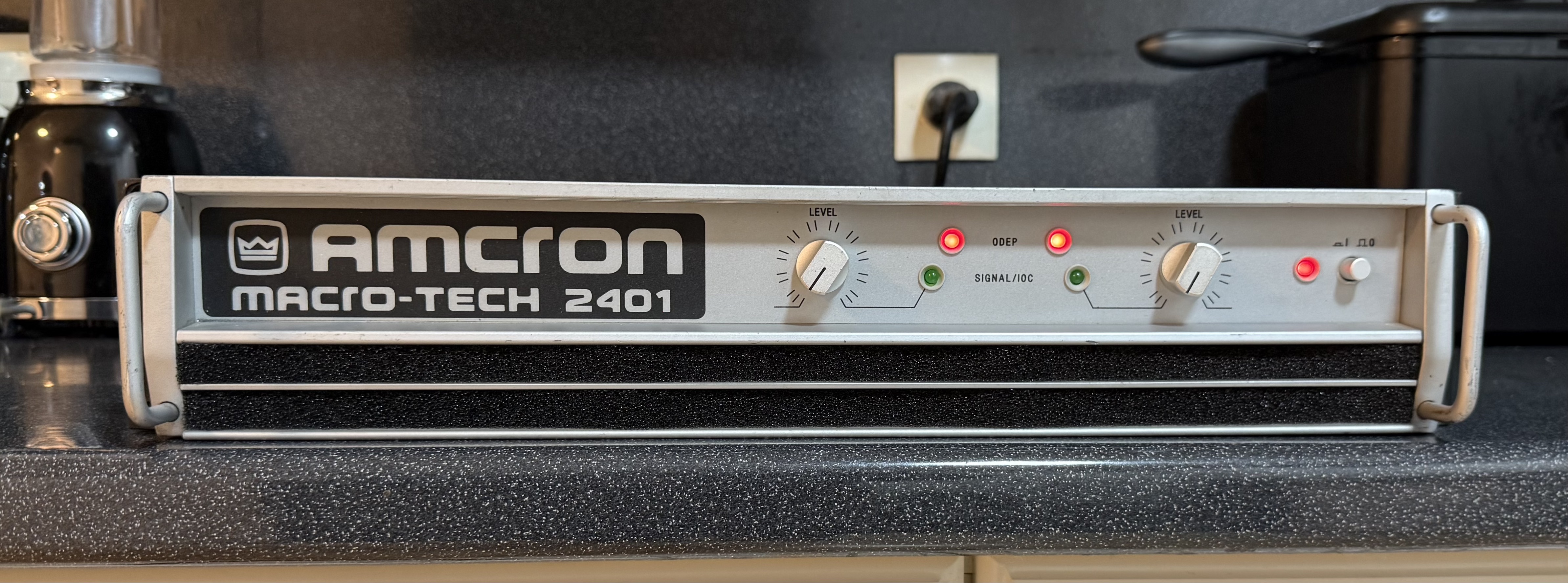 Ampli AMCRON macro-tech 2401