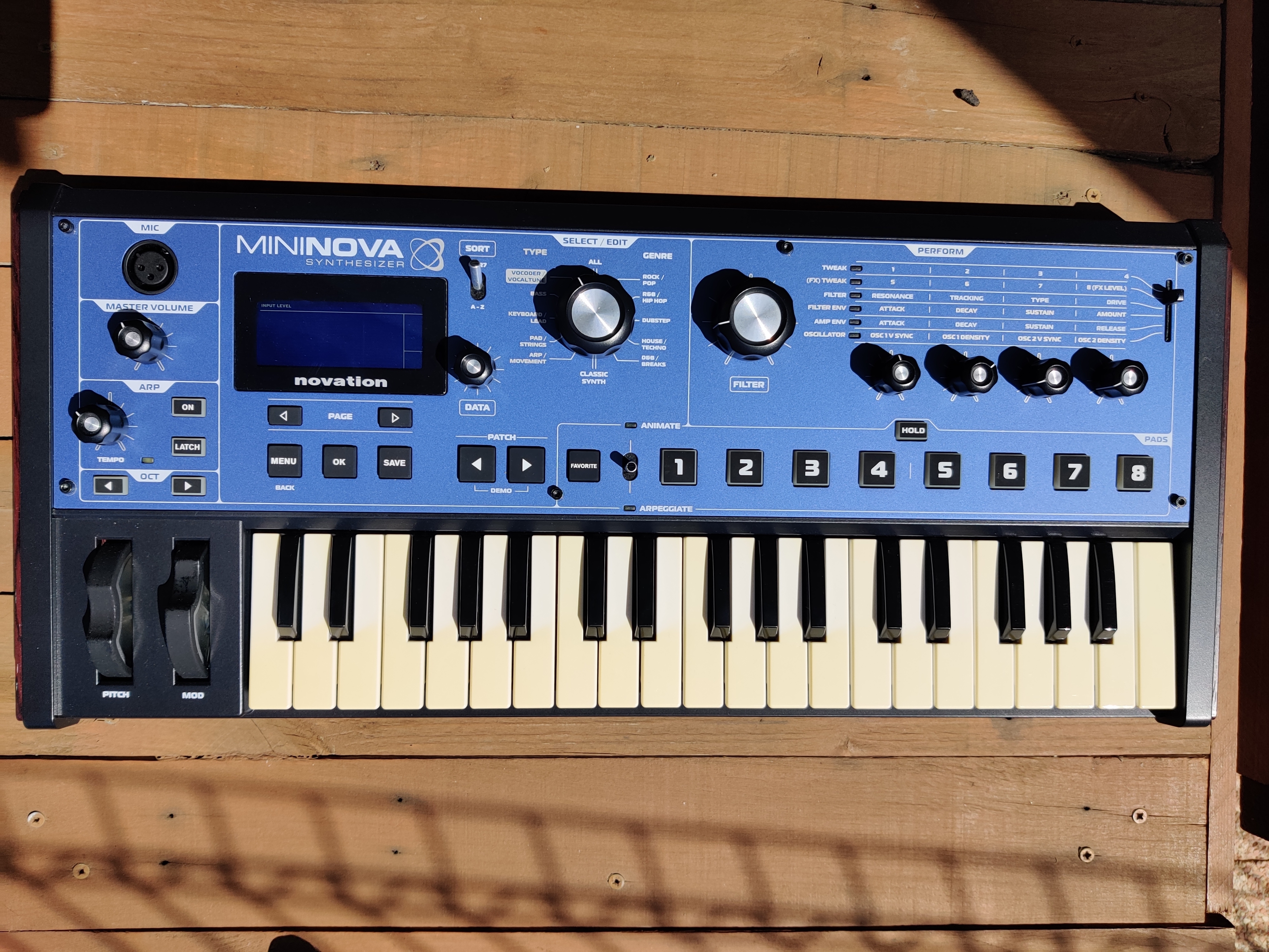 Vends Novation MiniNova avec sa housse de transport.