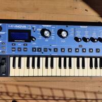 Vends Novation MiniNova avec sa housse de transport.