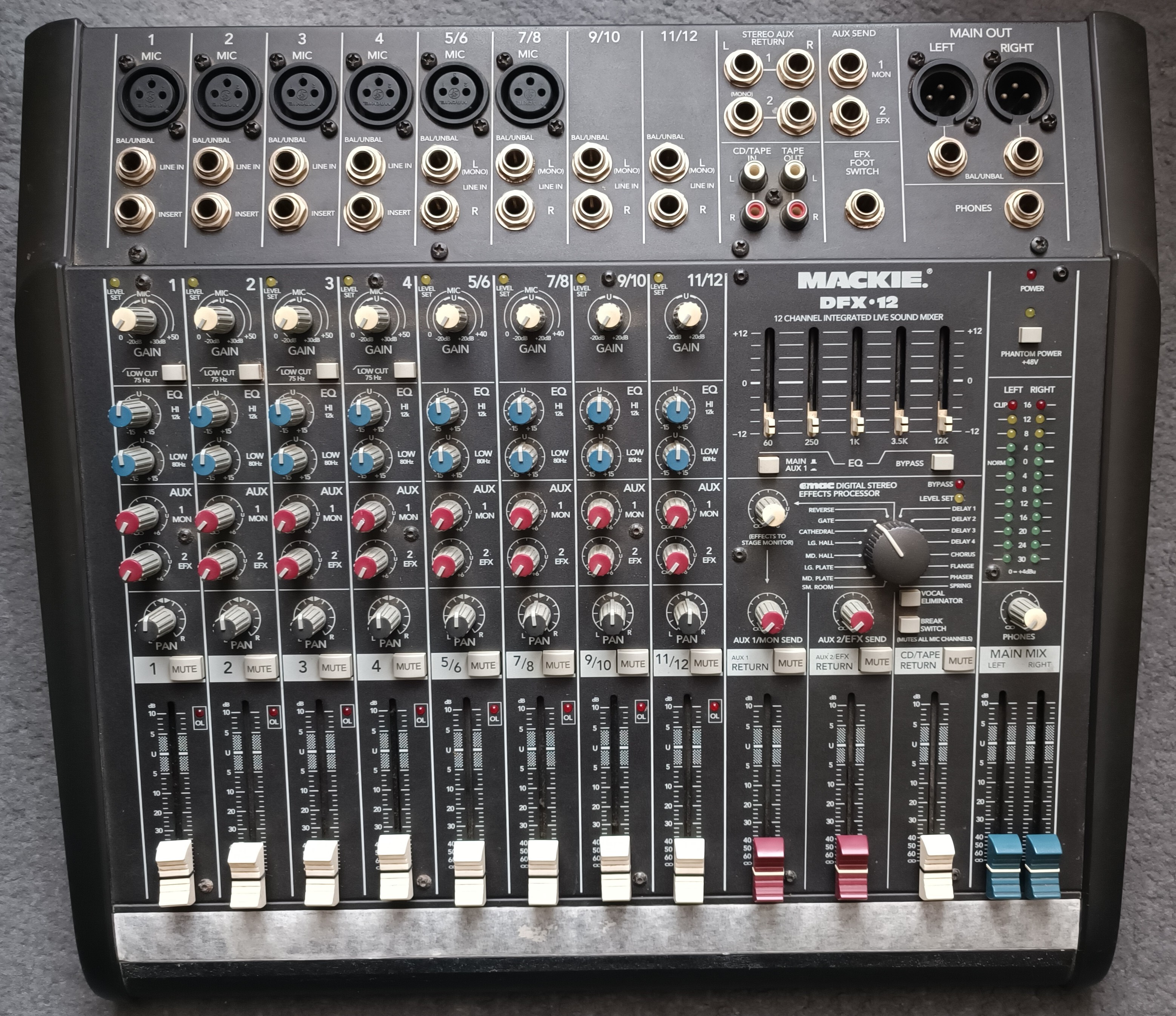Vends table de mixage MACKIE DFX 12