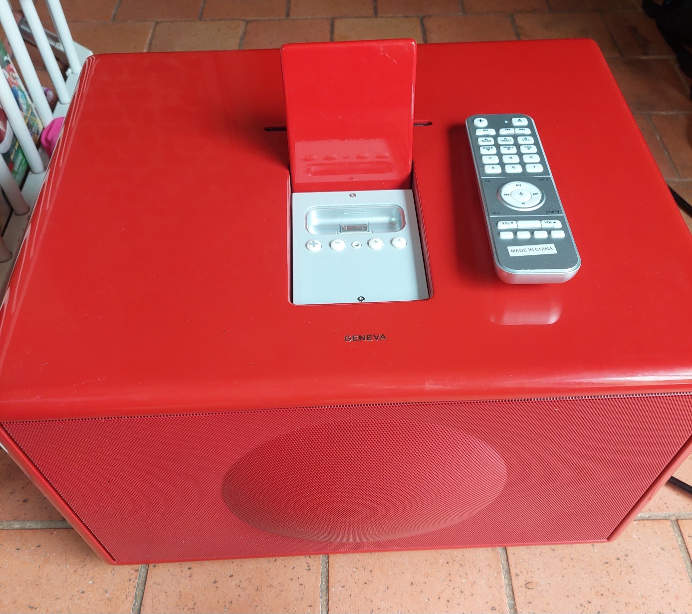 Geneva Model L rouge – panne alimentation – bon état