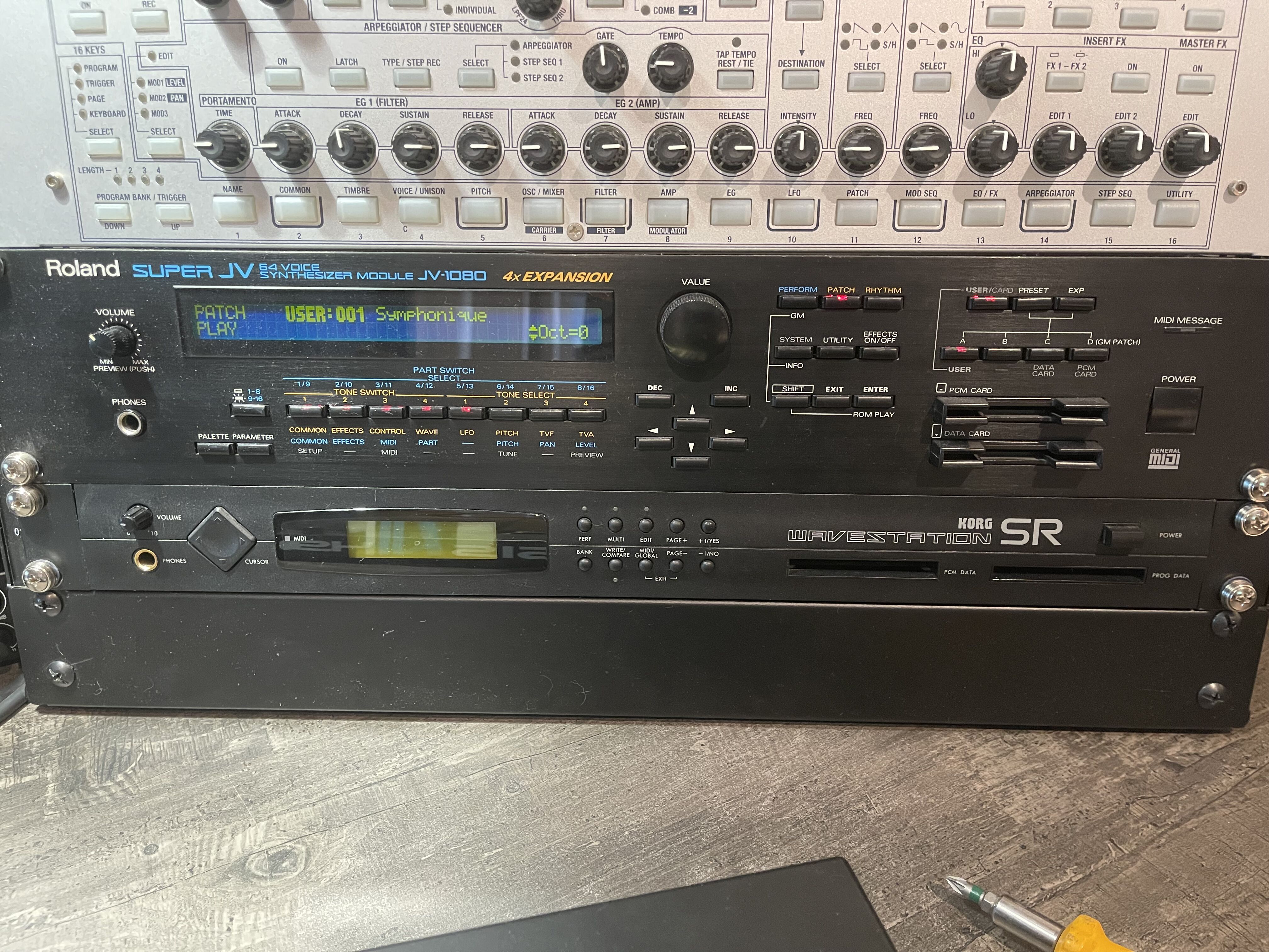 Vends Roland JV1080 avec 3 cartes SR