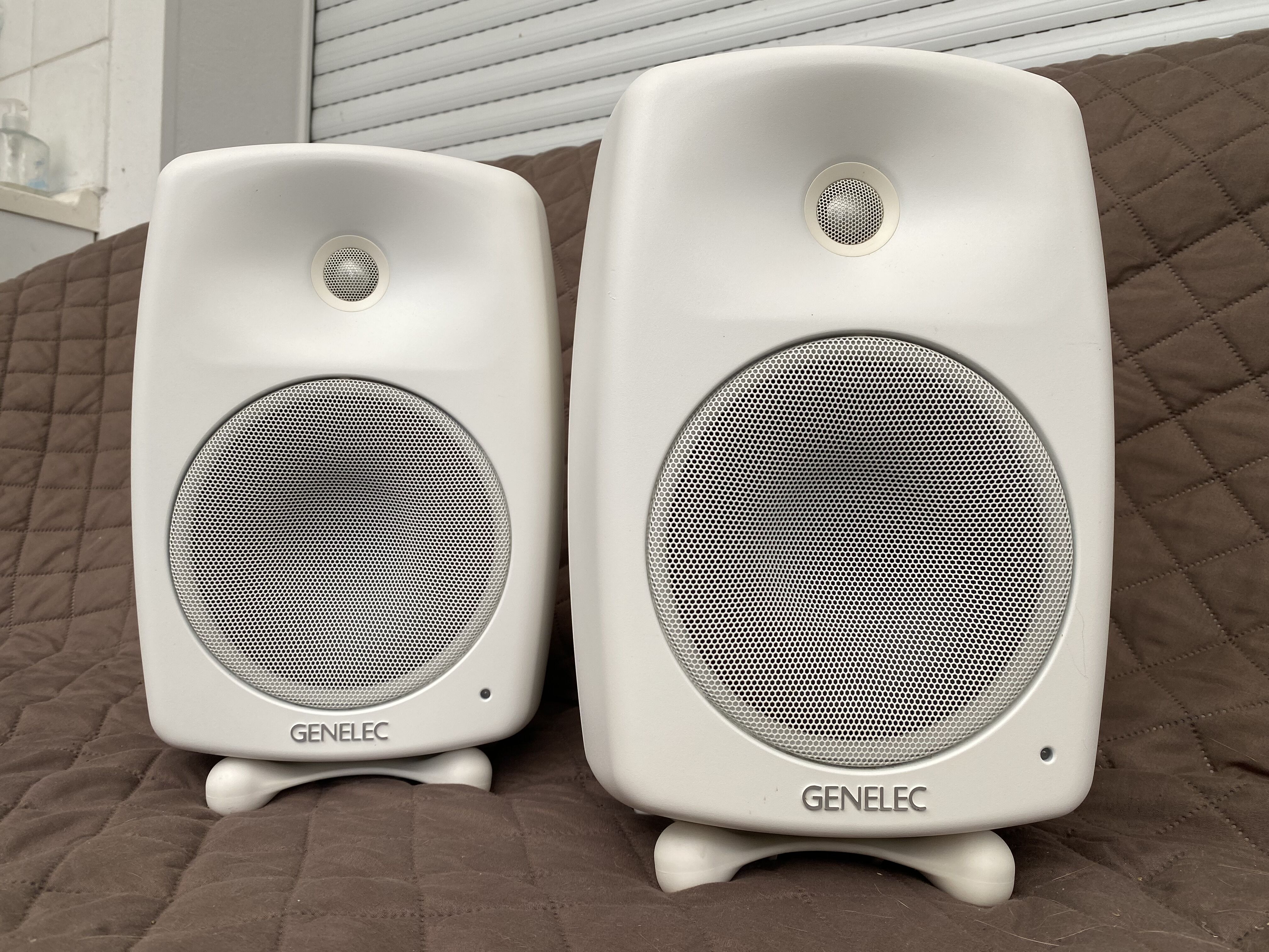 Paire d’enceintes monitoring GENELEC 8040B blanches