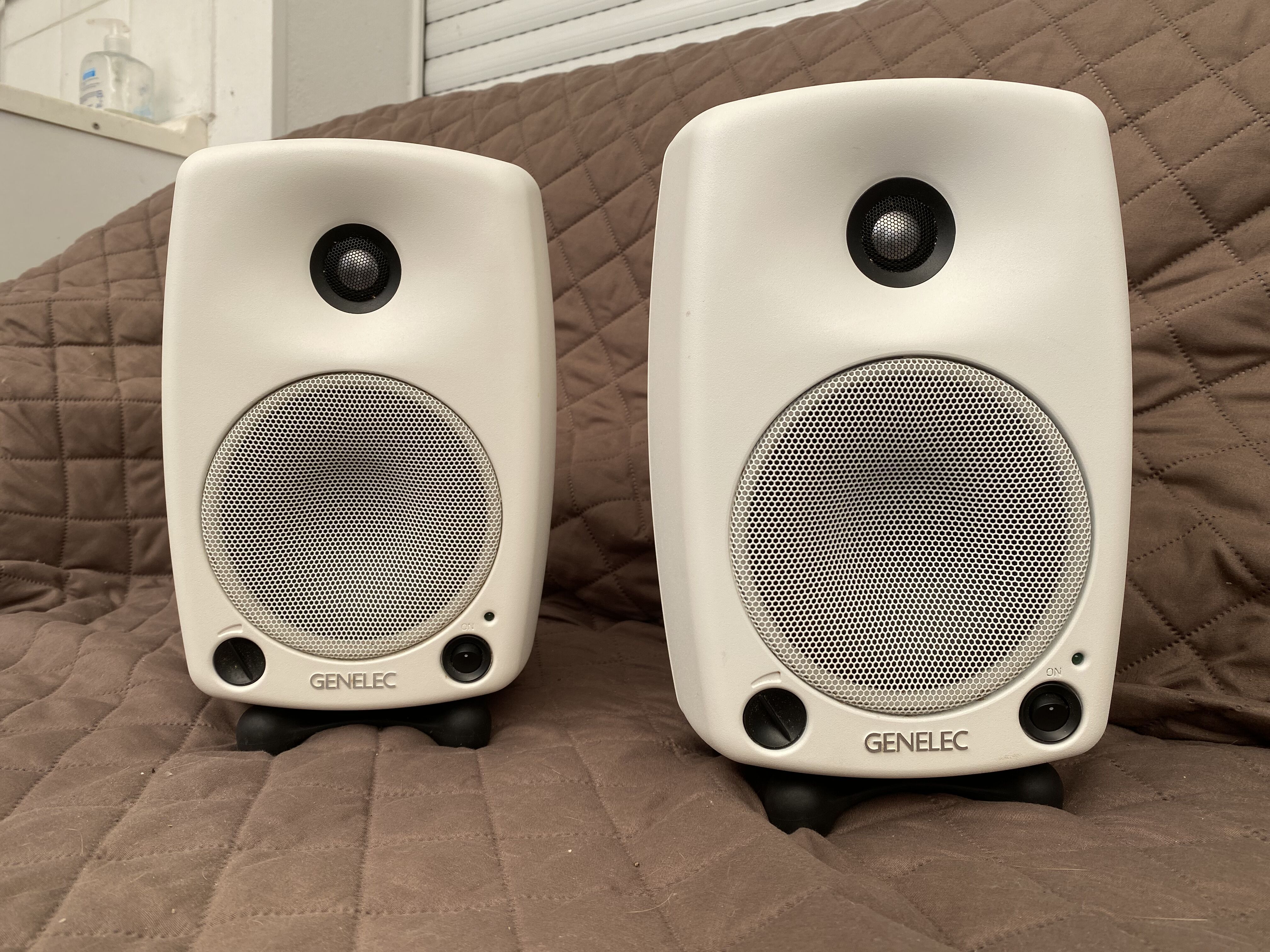 Paire d’enceintes monitoring GENELEC 8030A blanches