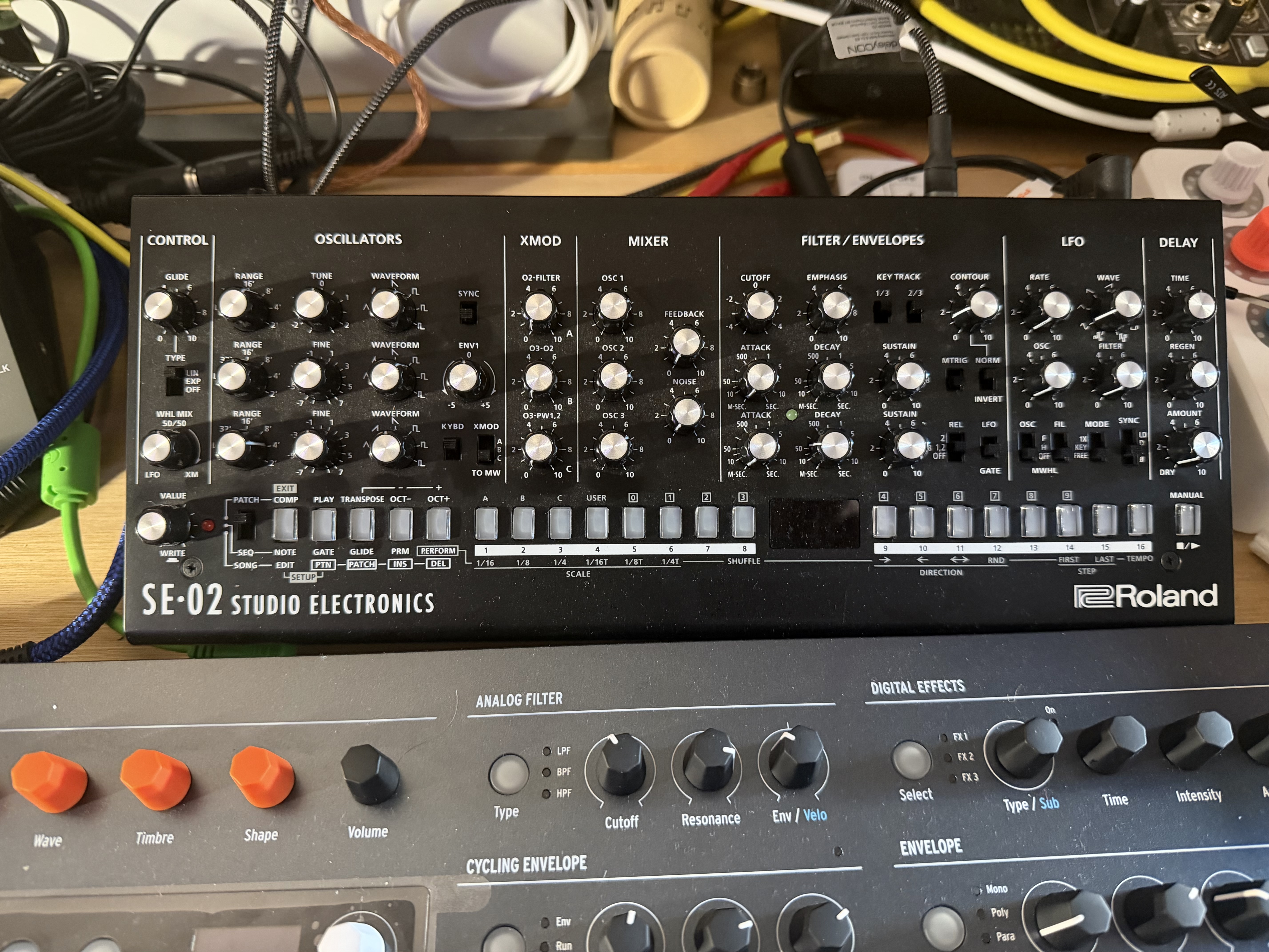 Synthétiseur analogique Roland SE-02 Studio Electronics en très bon état