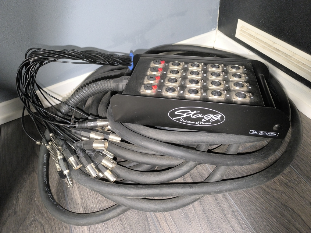 Vends Boitier de scène Stagg SBL-15/16X4XH