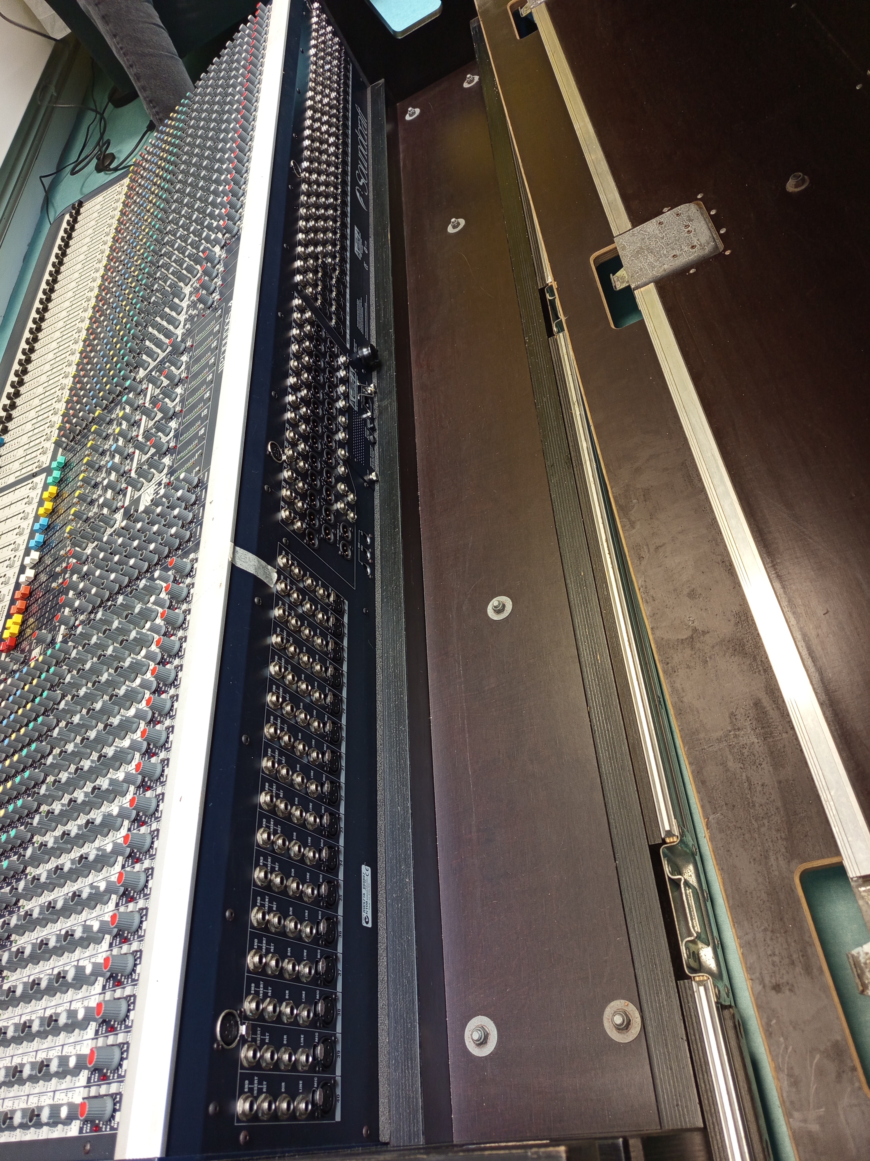 Vends Console de mixage analogique SOUNDCRAFT MH2 40+4