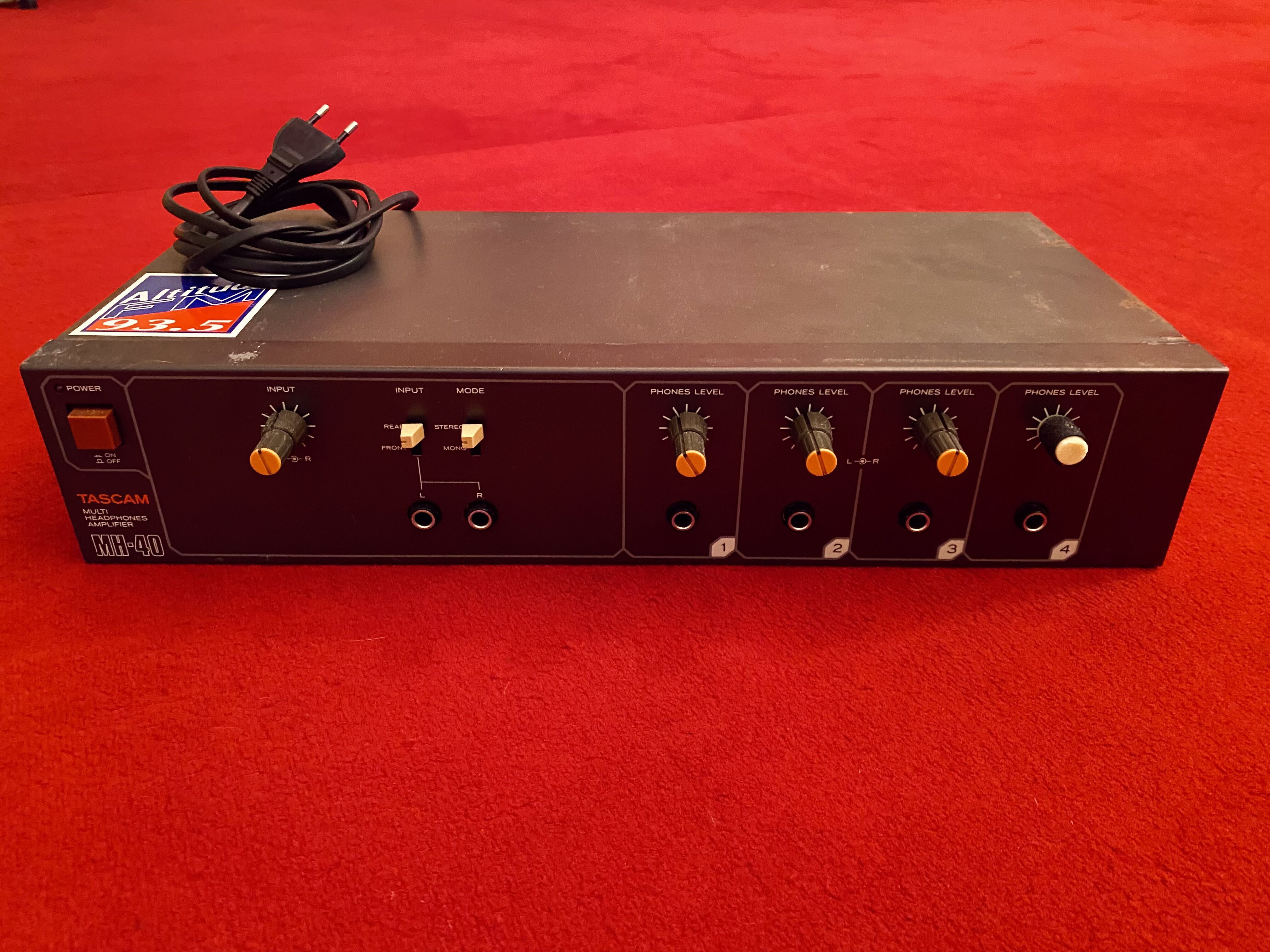 Amplification pour 4 casques audio TASCAM MH40 en home studio pro