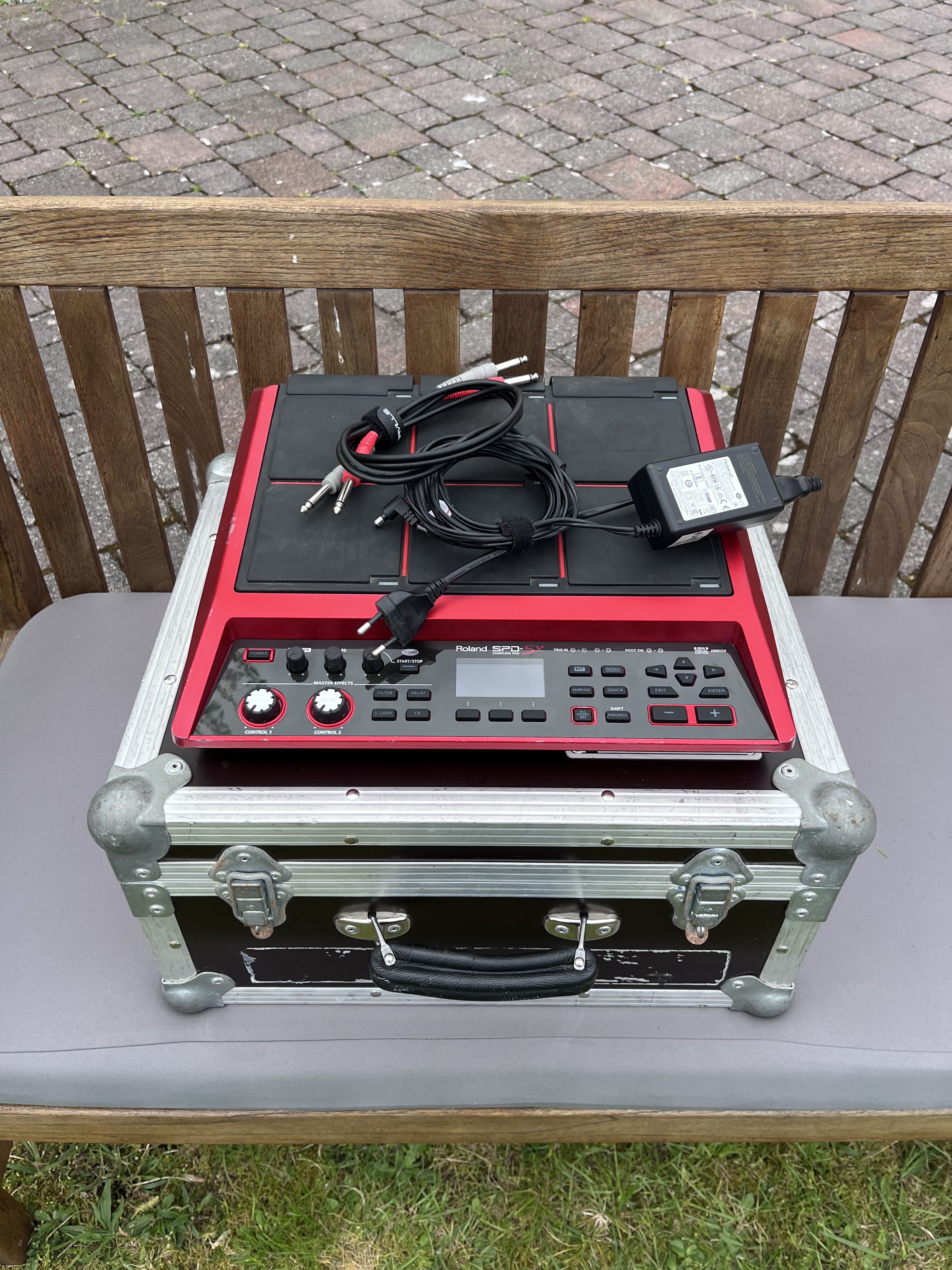 Roland SPD-SX rouge + flycase THON + câbles – très bon état