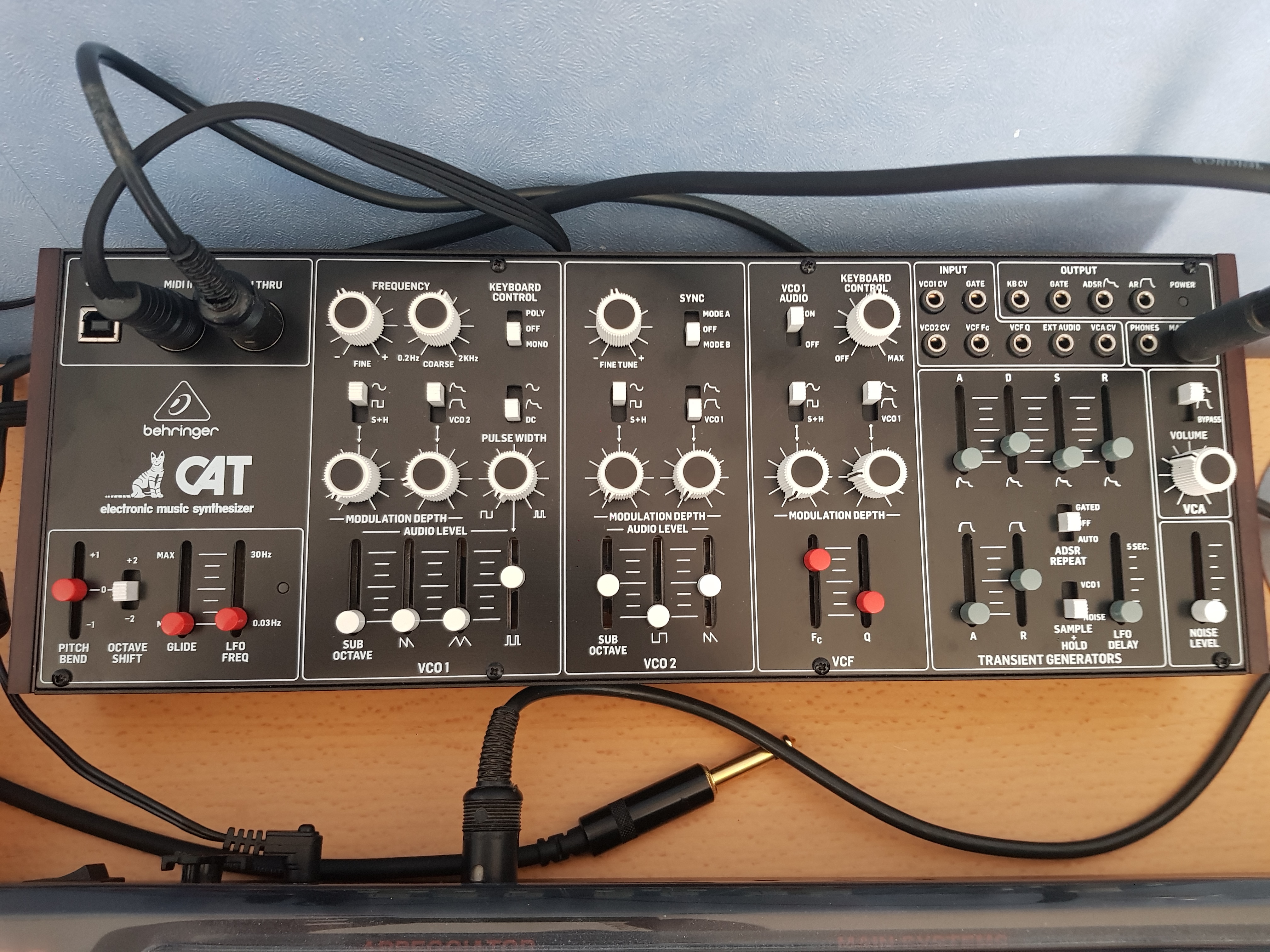 Behringer Cat 