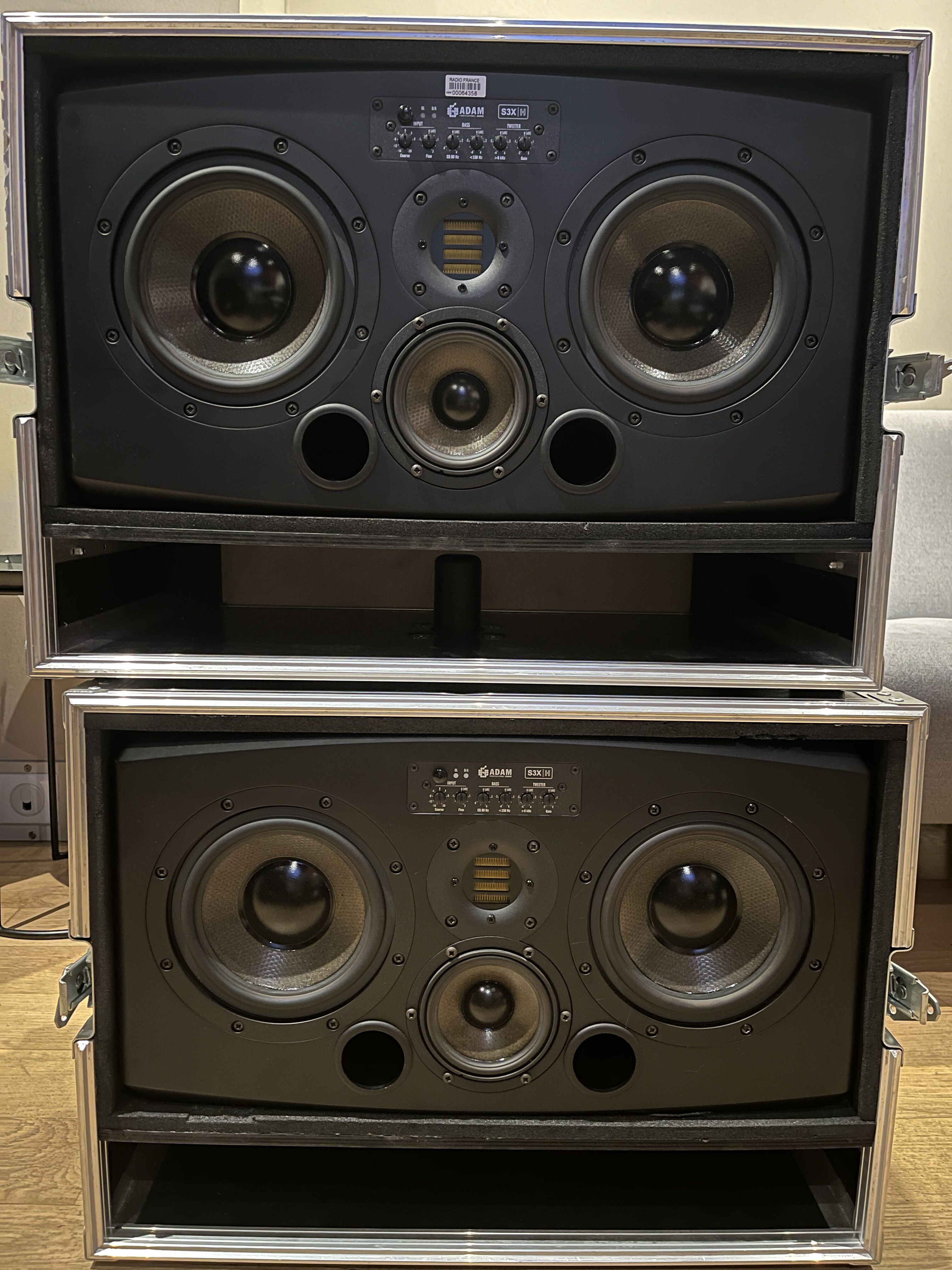 2 Adam S3X-H dont une enceinte sans amplification pour pièce