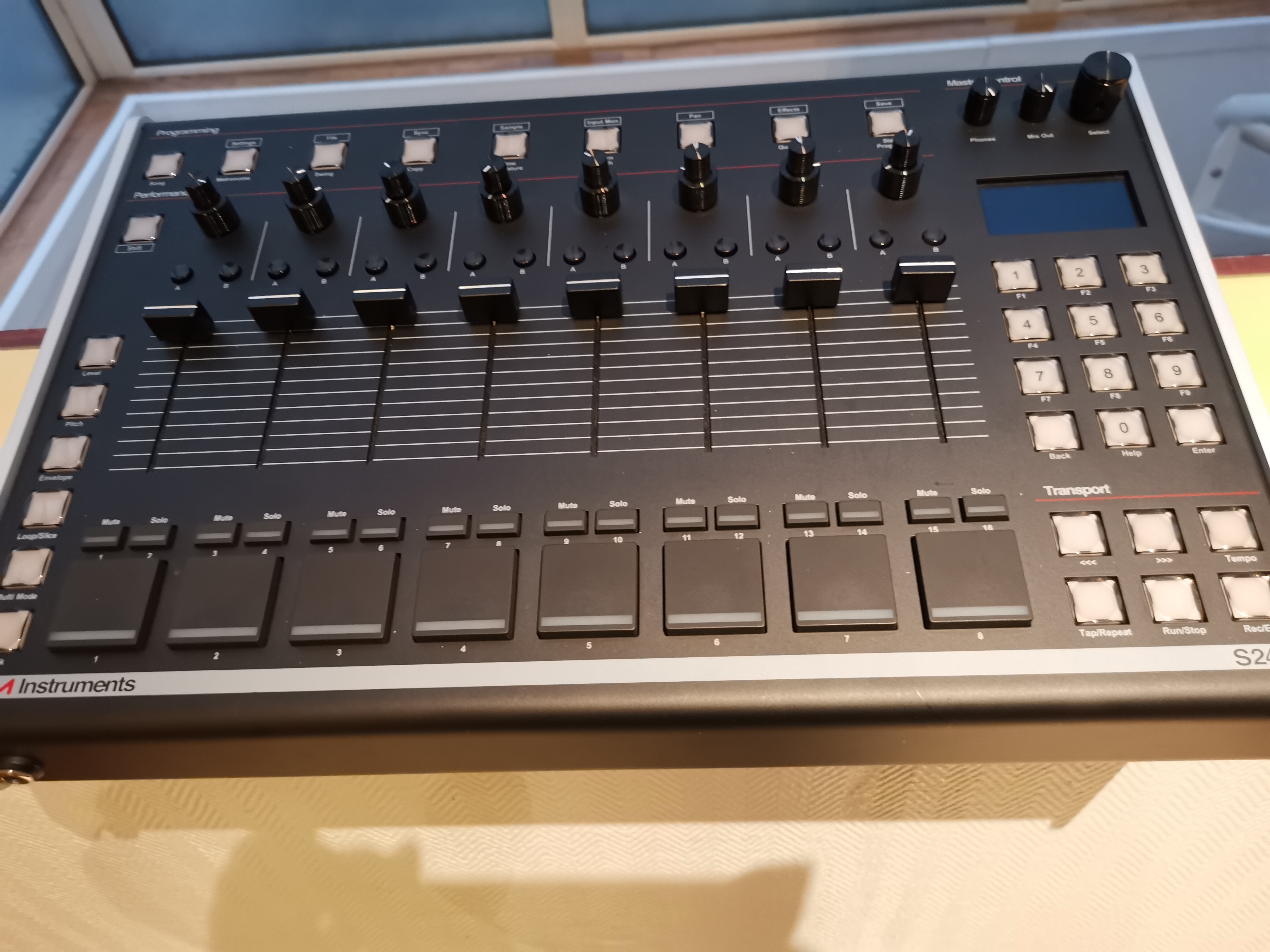 Vends sampler boite a rythme ISLA 2400 , COMME NEUVE, ETAT IRREPROCHABLE