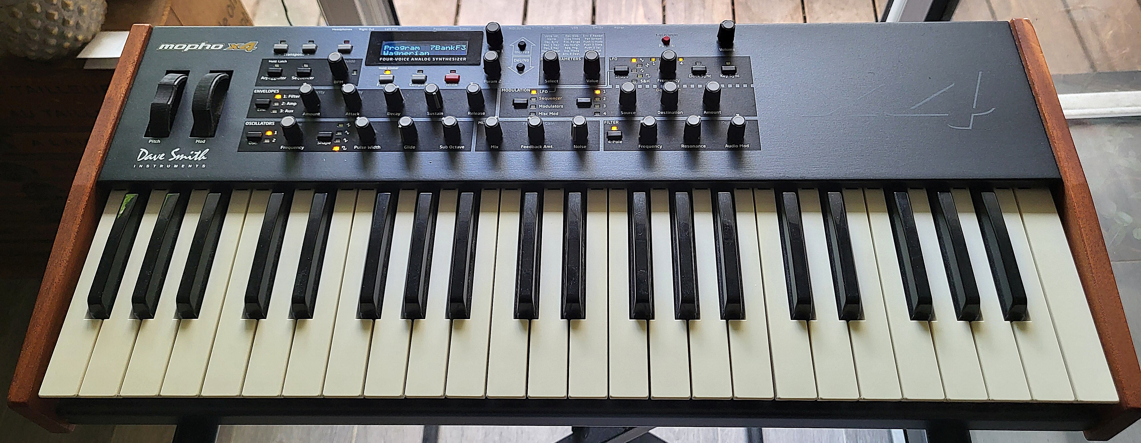 Vends Dave Smith Instruments Mopho x4 excellent état avec manuel et alim Sequential neuve