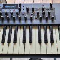 Vends Dave Smith Instruments Mopho x4 excellent état avec manuel et alim Sequential neuve