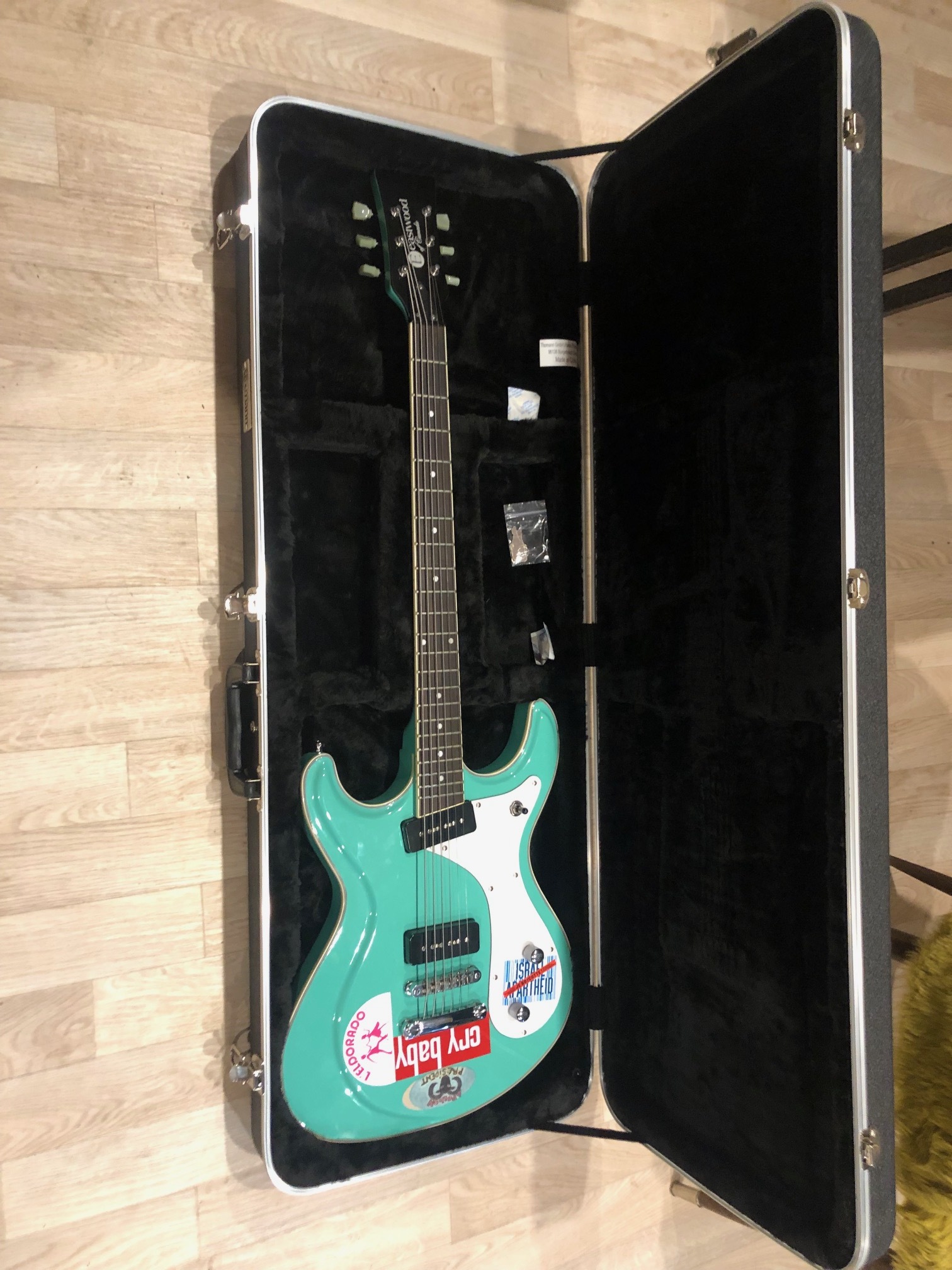 Eastwood Sidejack Baritone Seafoam Green avec flycase Thomann