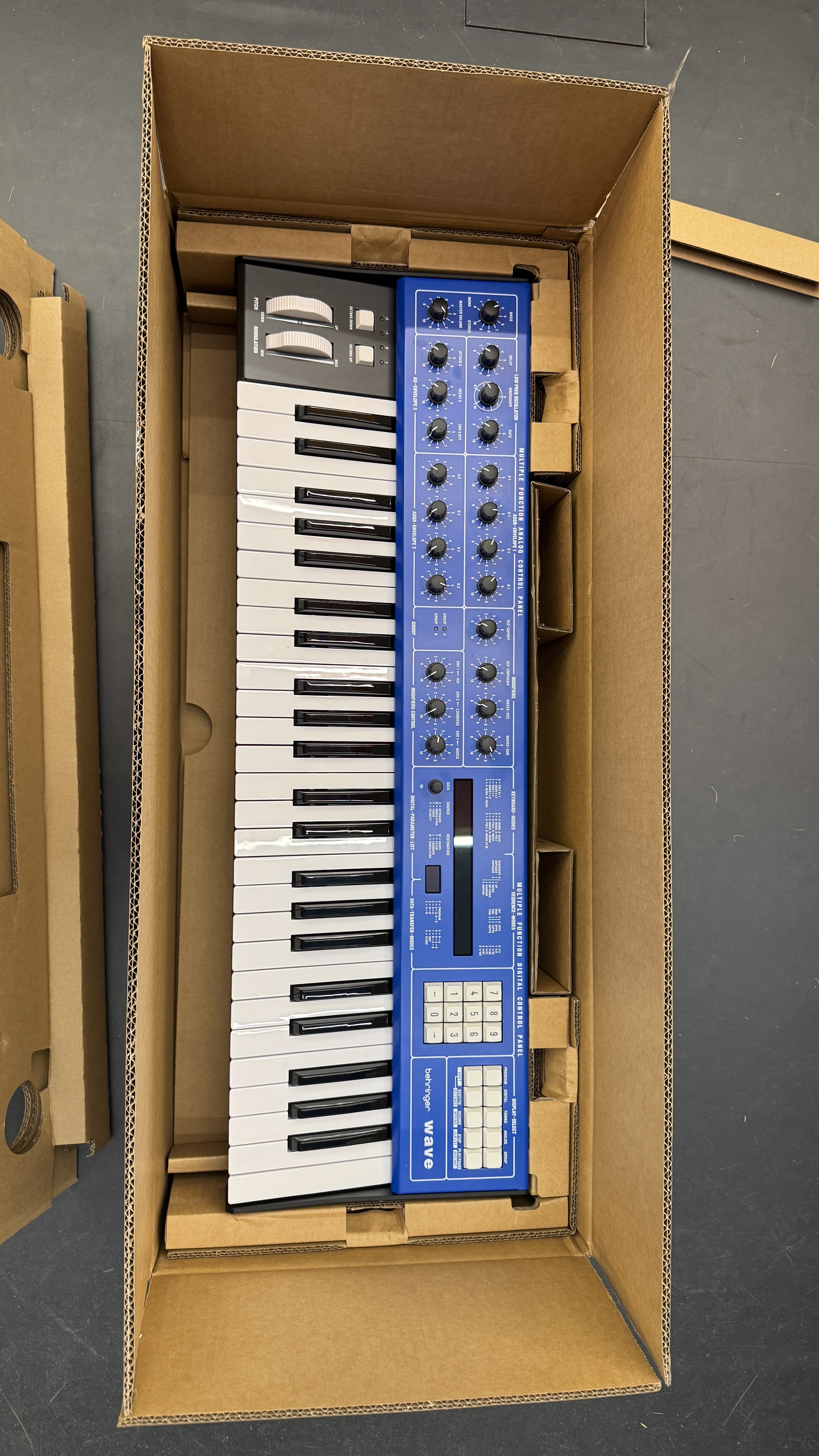 Vends Behringer Wave Neuf