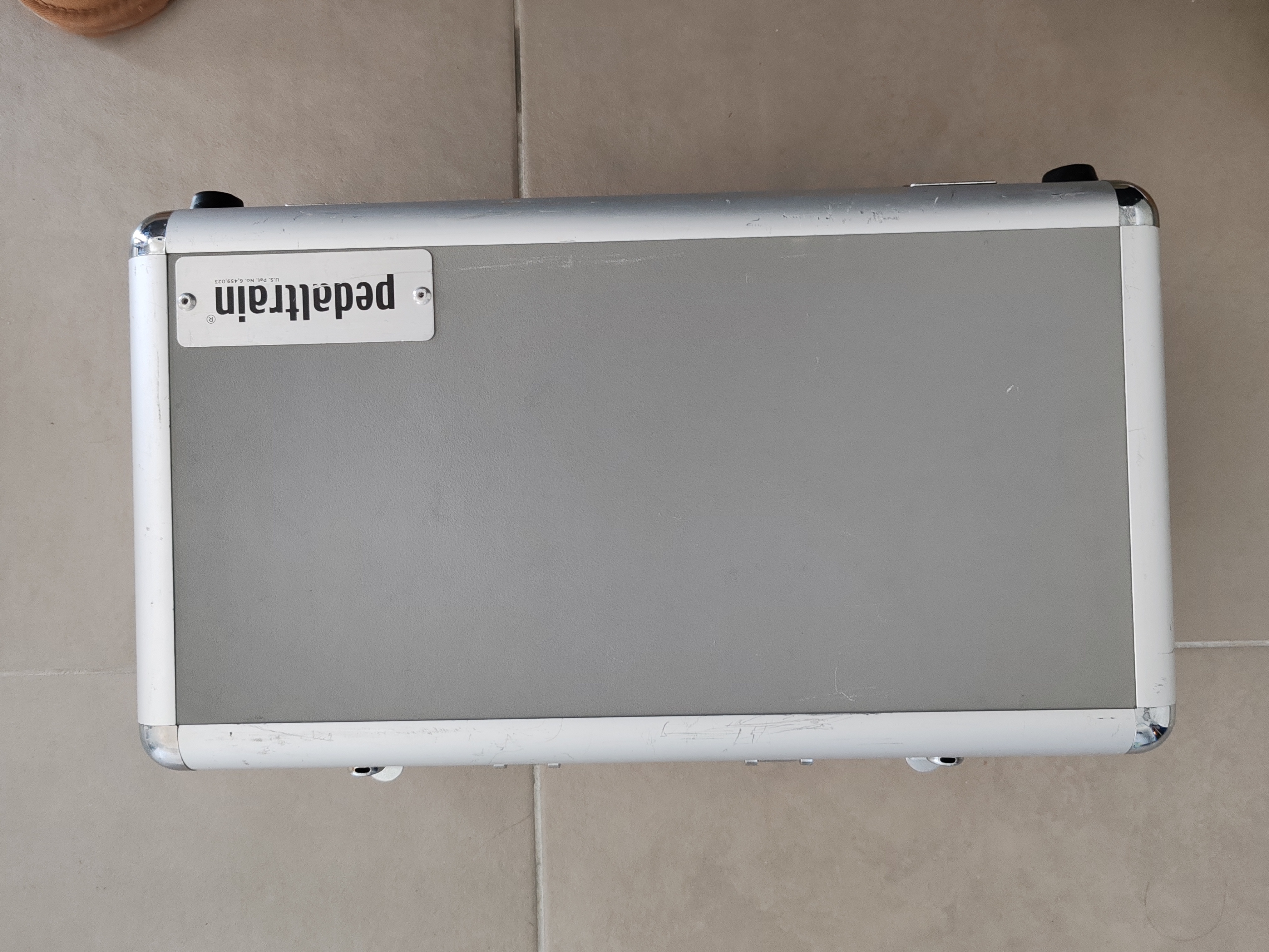 Vends Pedalboard Pedaltrain Metro 16 w avec HardCase en très bon état