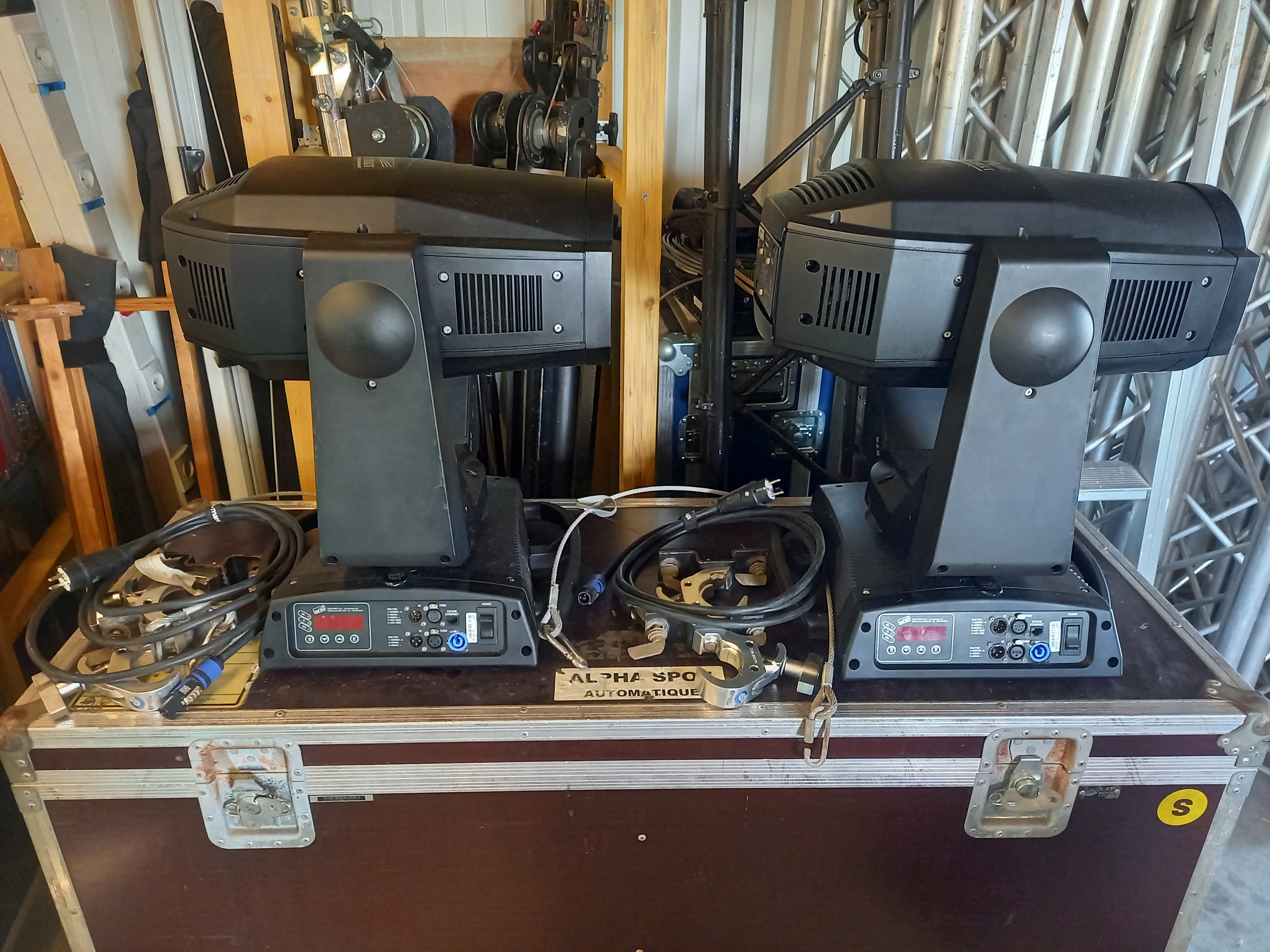 Vends 4 ClayPaky Alpha Spot 575 HPE dont 2 fonctonnent mal