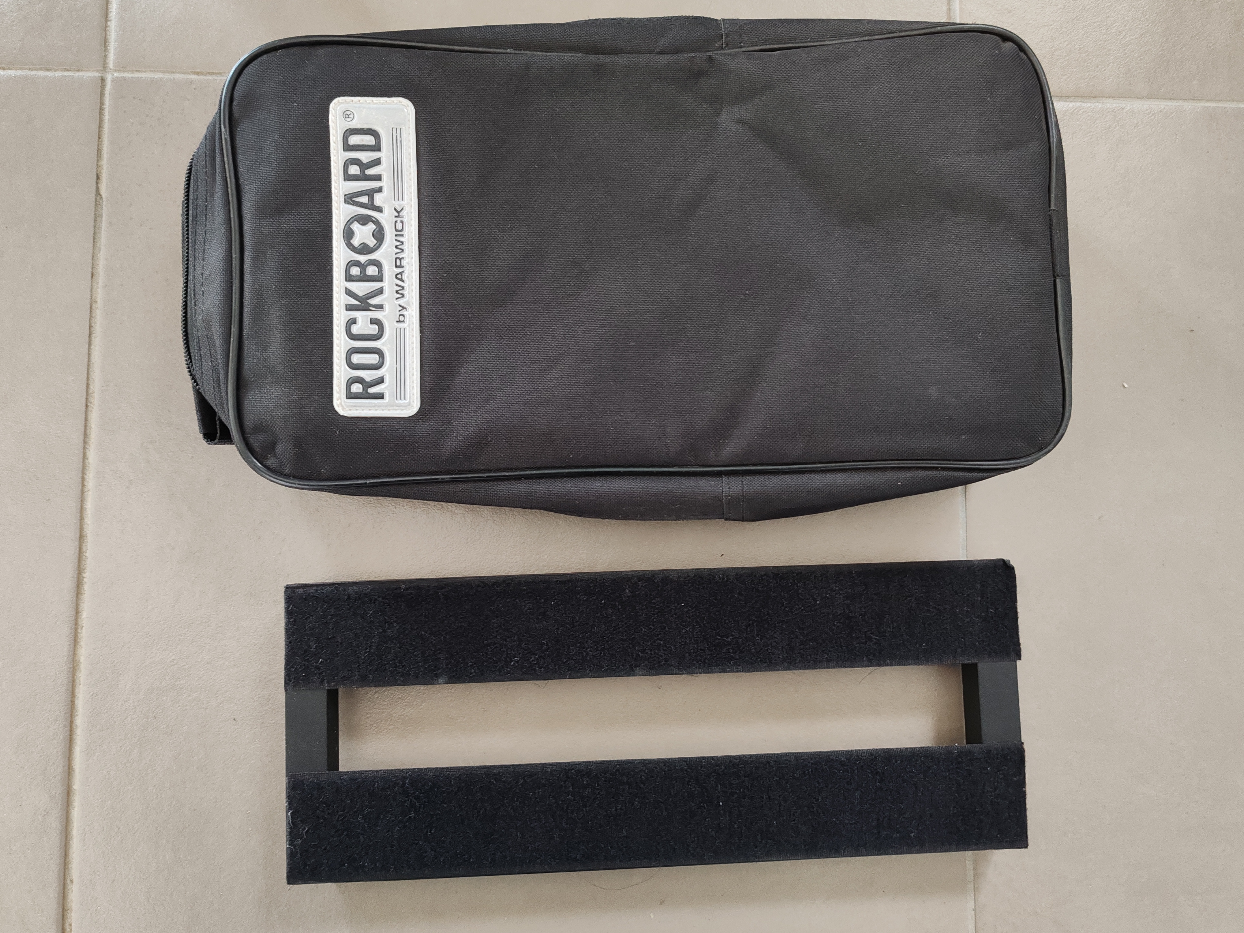 Vends petit pedalBoard Rockboard Solo GB jamais servi.