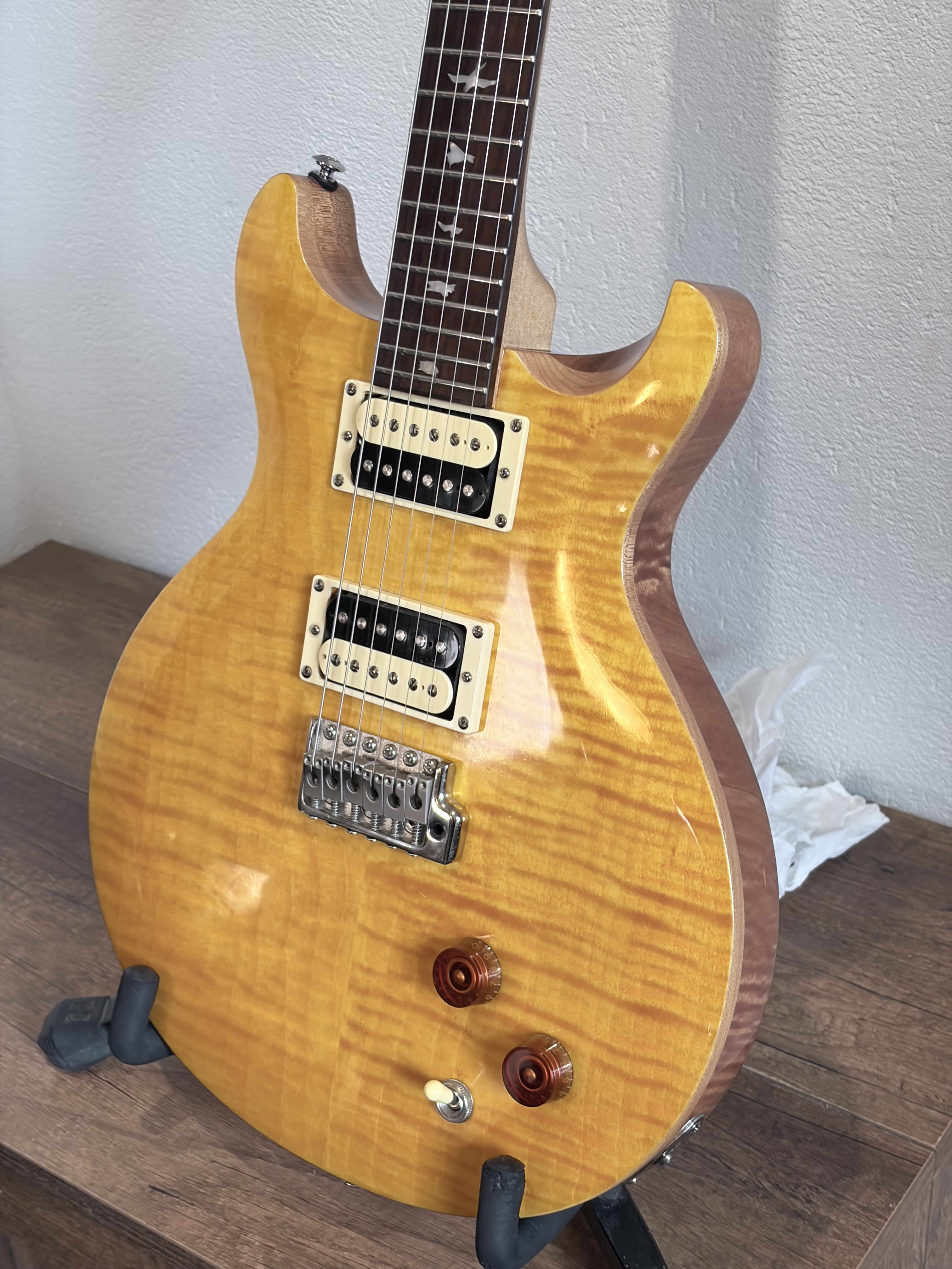 PRS SANTANA SE de 2020 avec son gigbag PRS