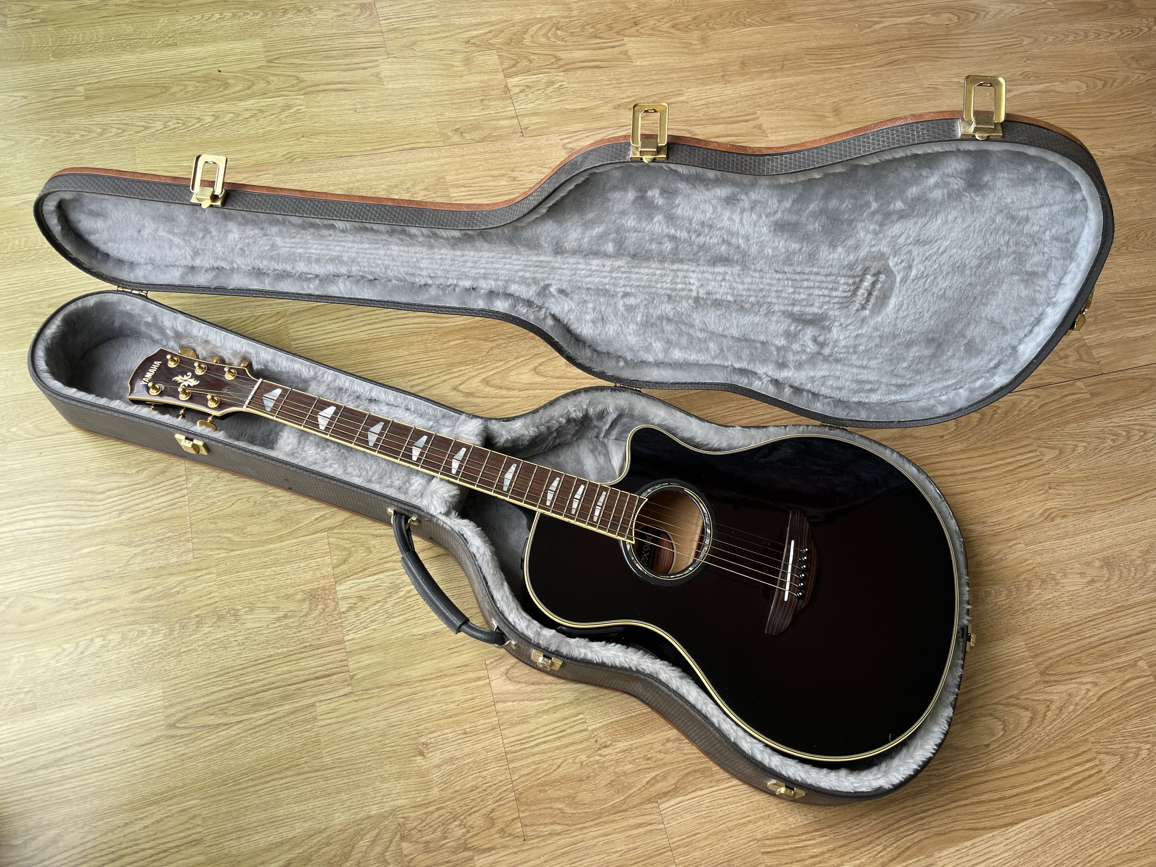 Yamaha APX900 KBL (Keystone Black) - Excellent état + Étui rigide & Accessoires