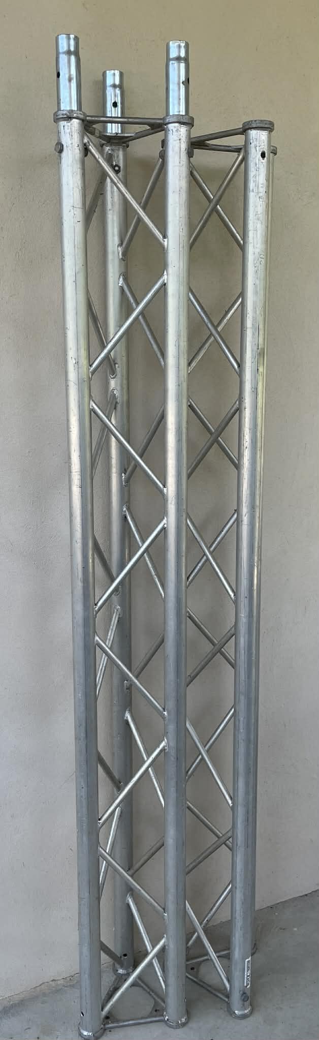 Deux structures aluminium triangulaires Mobil-Tech 250