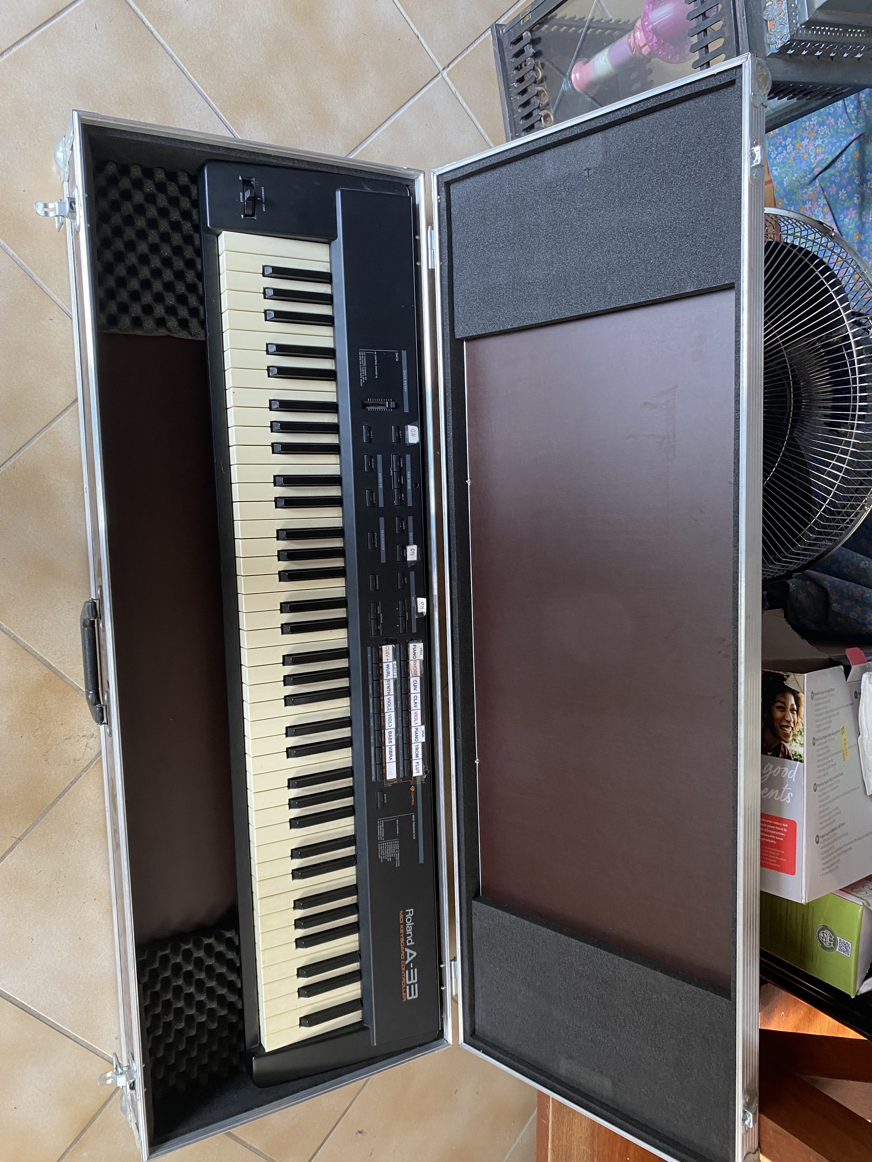 Clavier Rolland A33 excellent etat avec son Flyer case