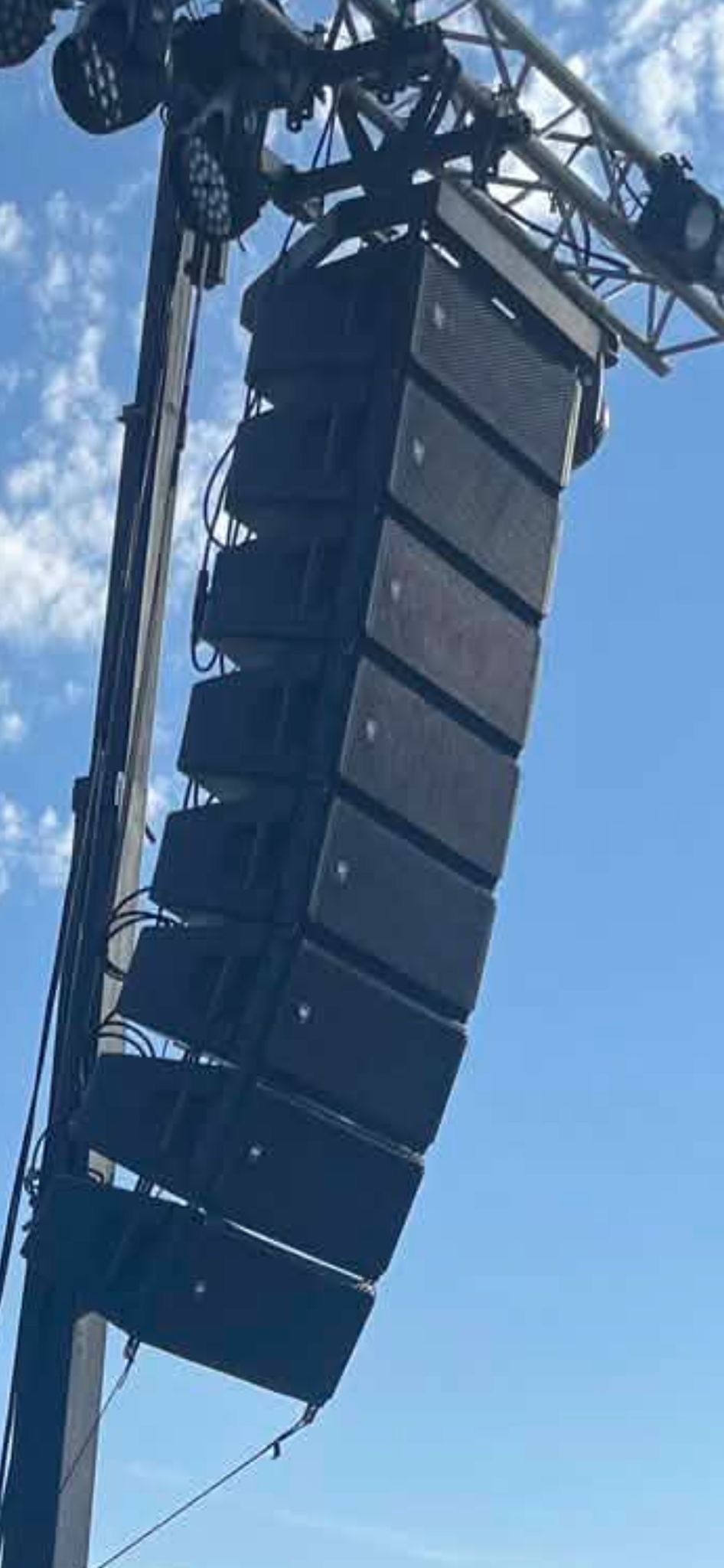 Bonjour je vend mon systeme son rcf composé de 16 enceintes Line array Hdl-30a rcf, équipée avec protection pluie et 4 caisson 