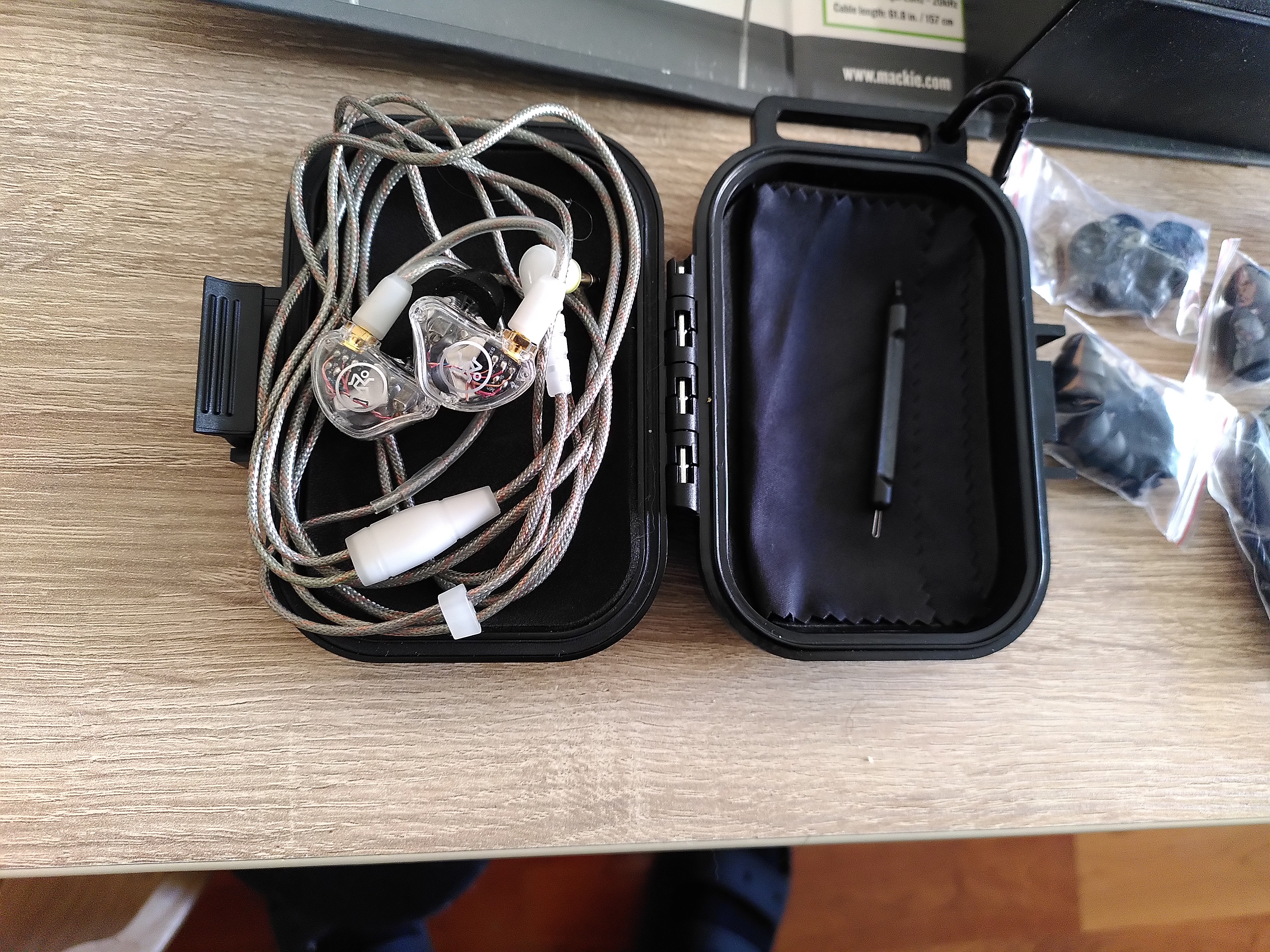 In ear Mackie mp 360 intra auriculaire