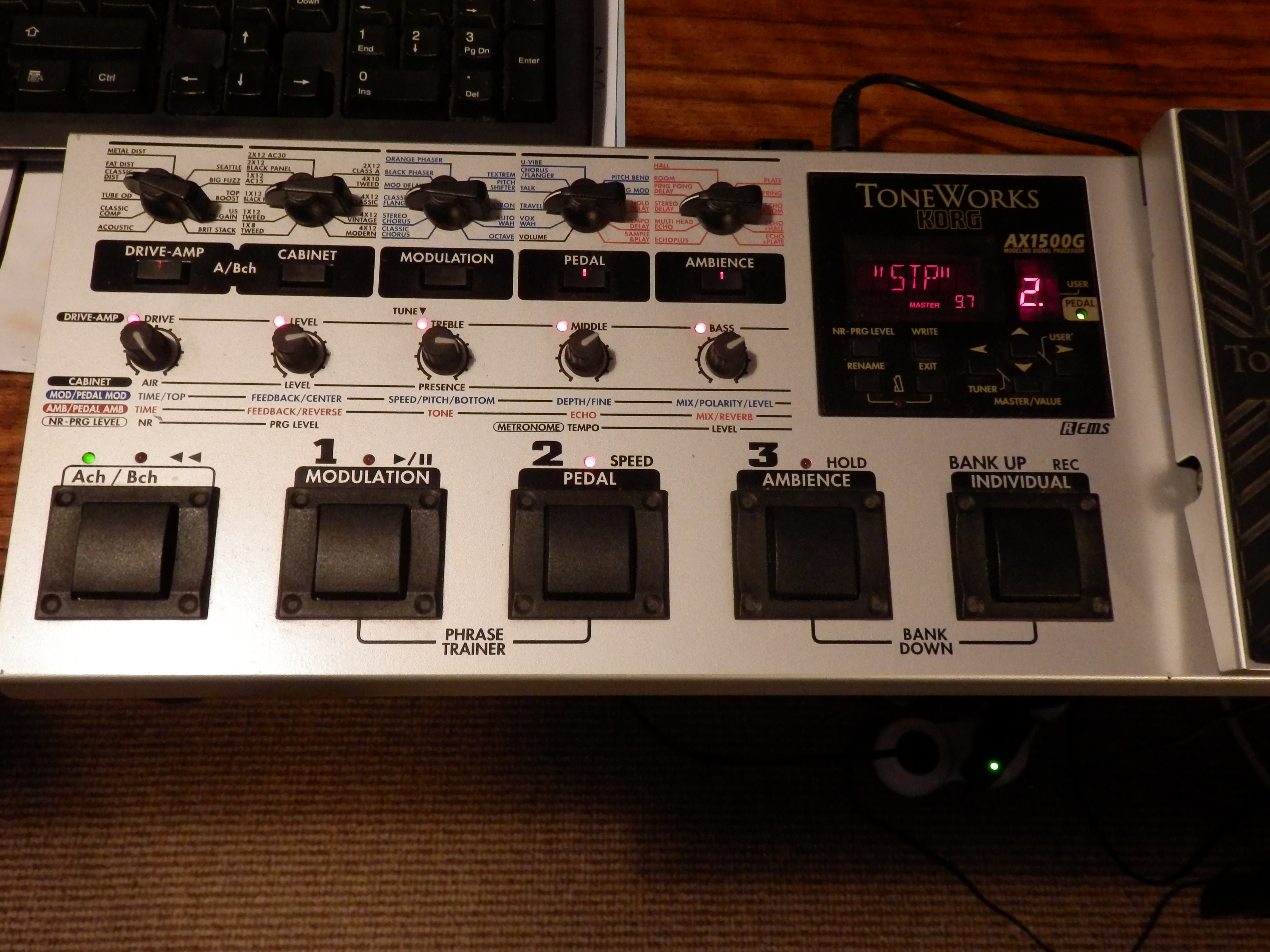 KORG AX-1500, pédalier pour guitare avec looper intégré