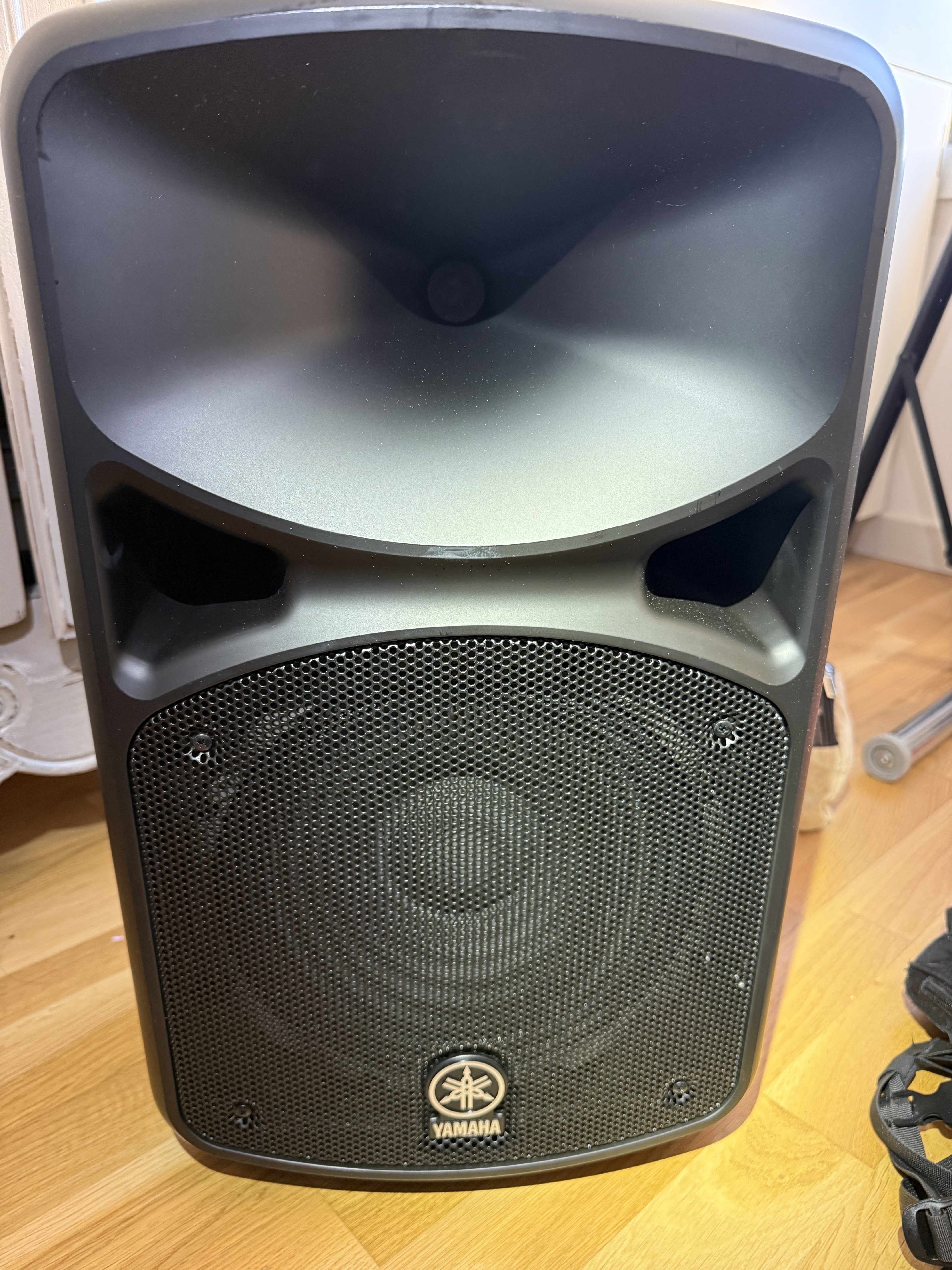 Vends enceintes Yamaha StagePas 600BT avec console intégrée + pieds + housse 
