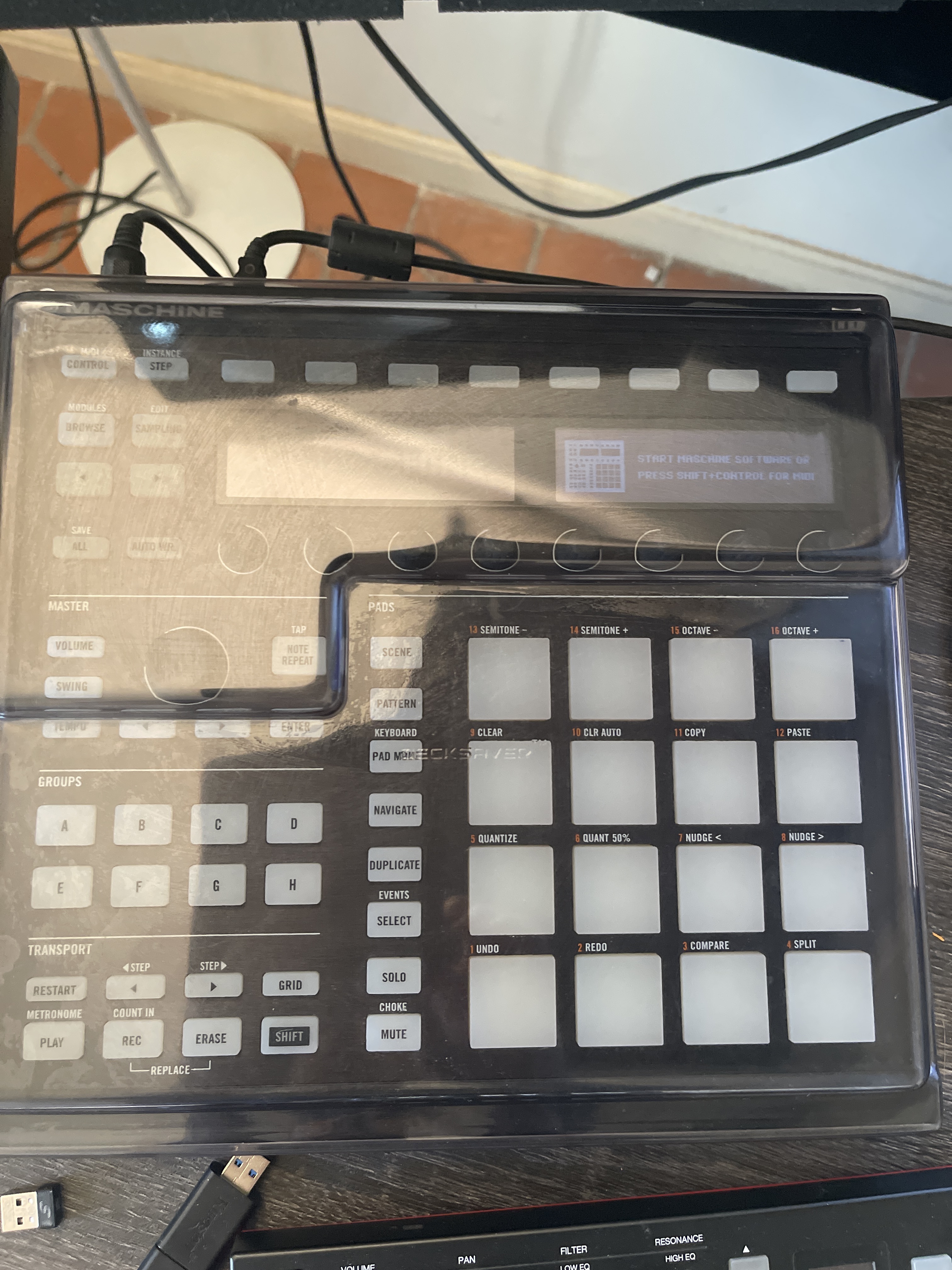 Native Instruments Maschine MKII Avec desksaver